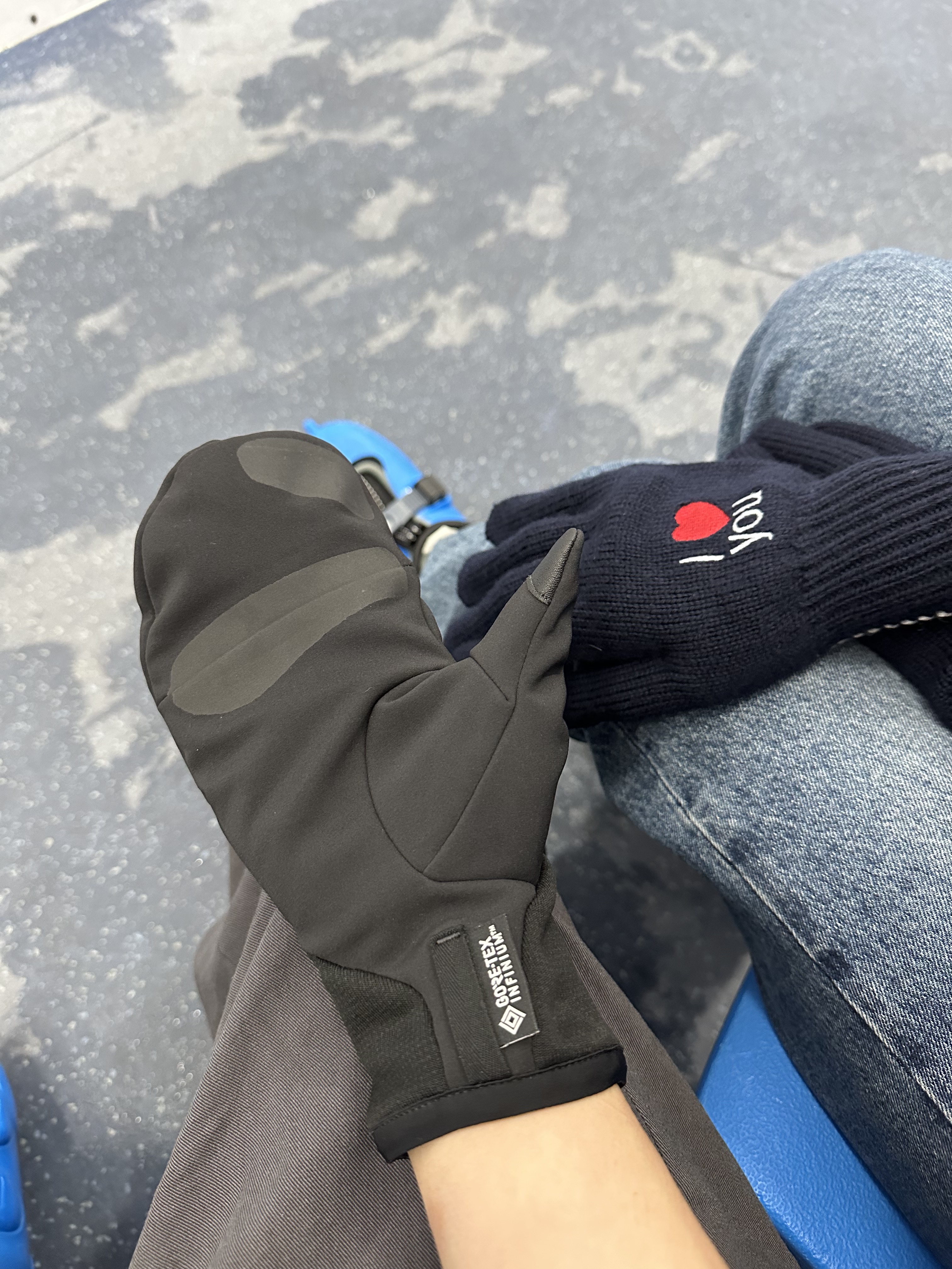 Arc'teryx Venta Mitten Gloves Black 착용 스타일 - 2