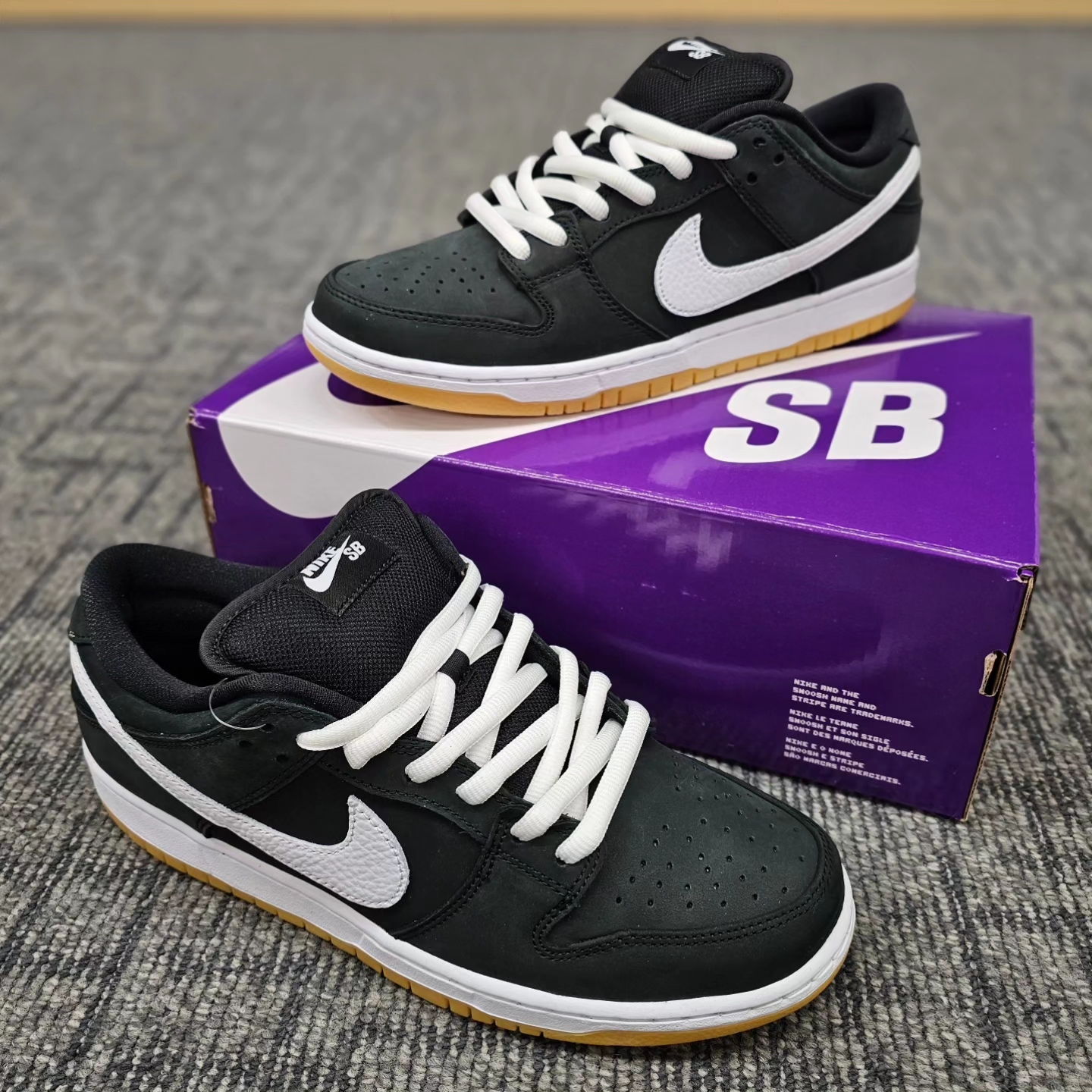 Nike SB Dunk Low Pro Black White 착용 스타일 - 5