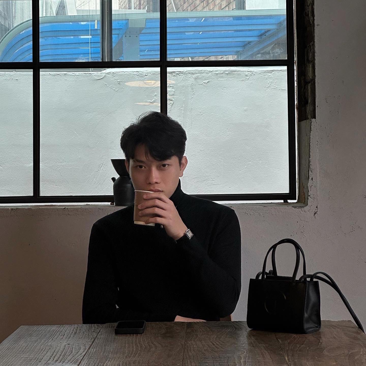 Telfar Small Shopping Bag Black 착용 스타일 - 3