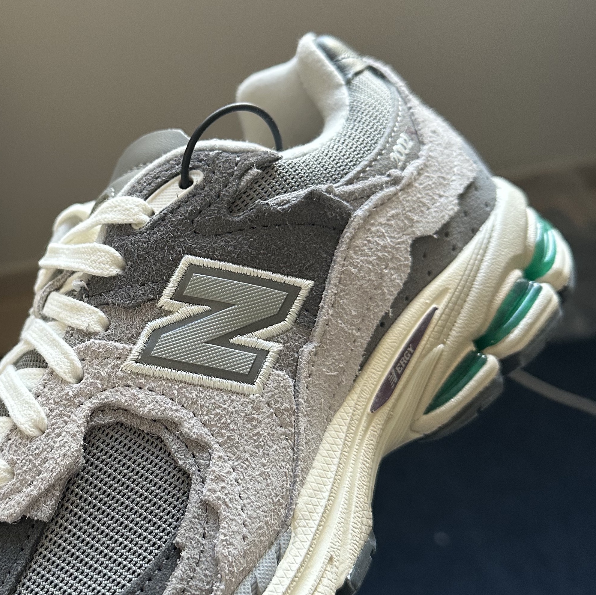 New Balance 2002R Protection Pack Rain Cloud 착용 스타일 - 2