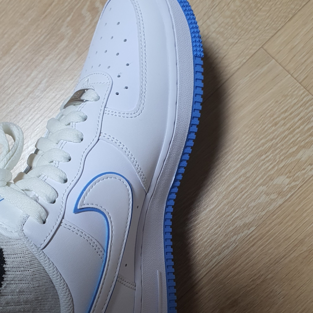 Nike Air Force 1 '07 White University Blue 착용 스타일
