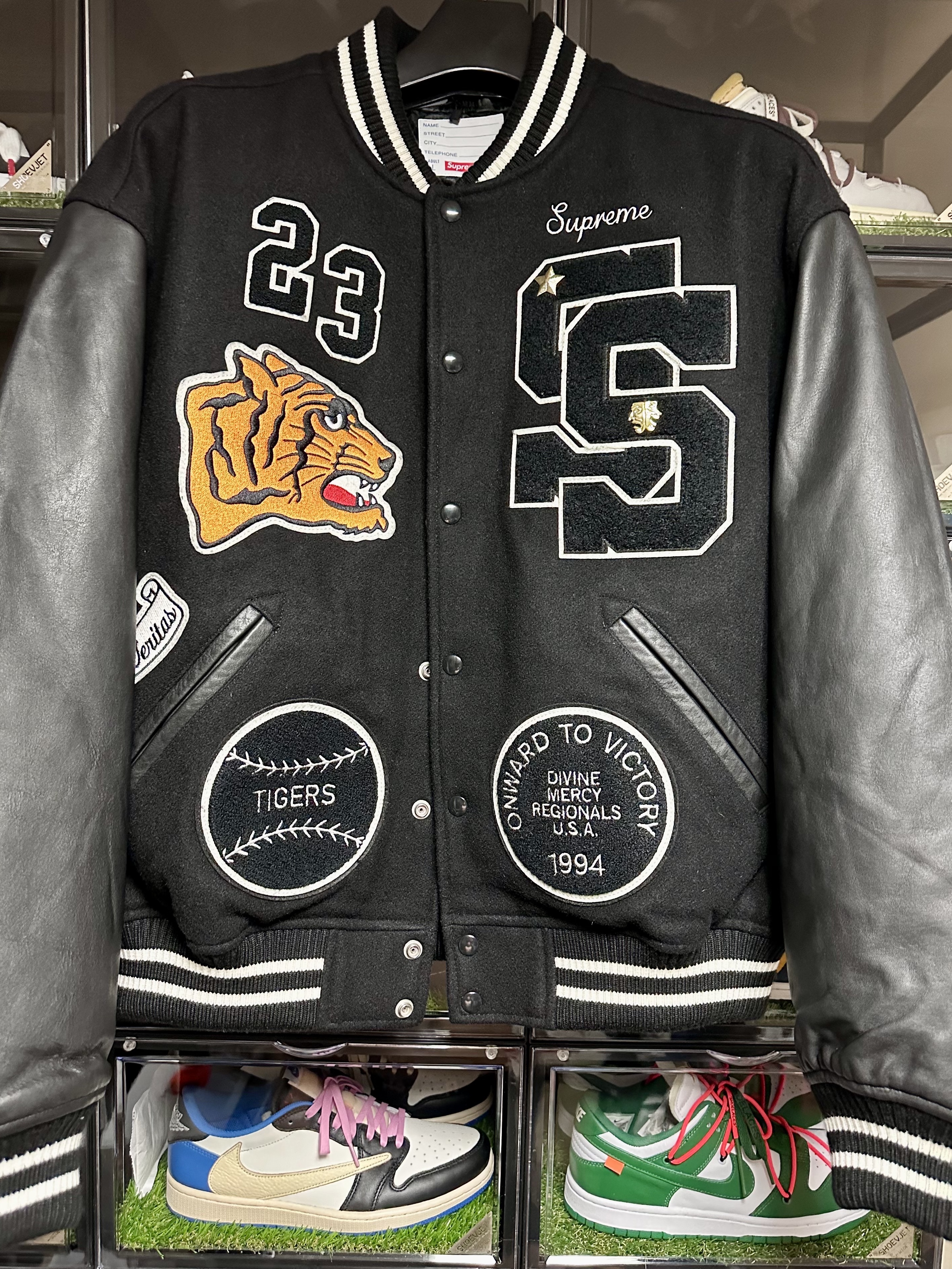 Supreme Tiger Varsity Jacket Black - 23FW 착용 스타일 - 1