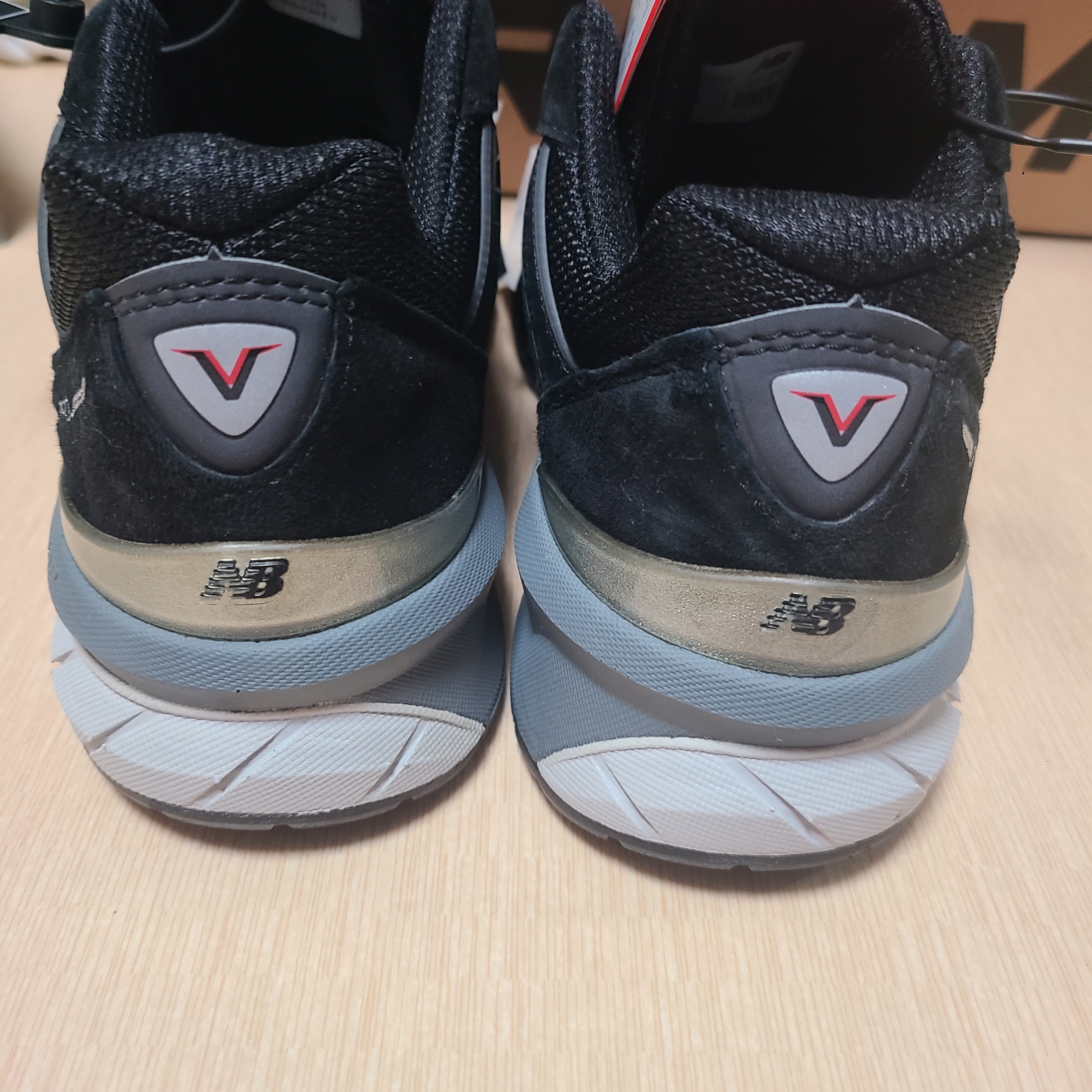 New Balance 990v5 Made in USA Black - D Standard 착용 스타일 - 3
