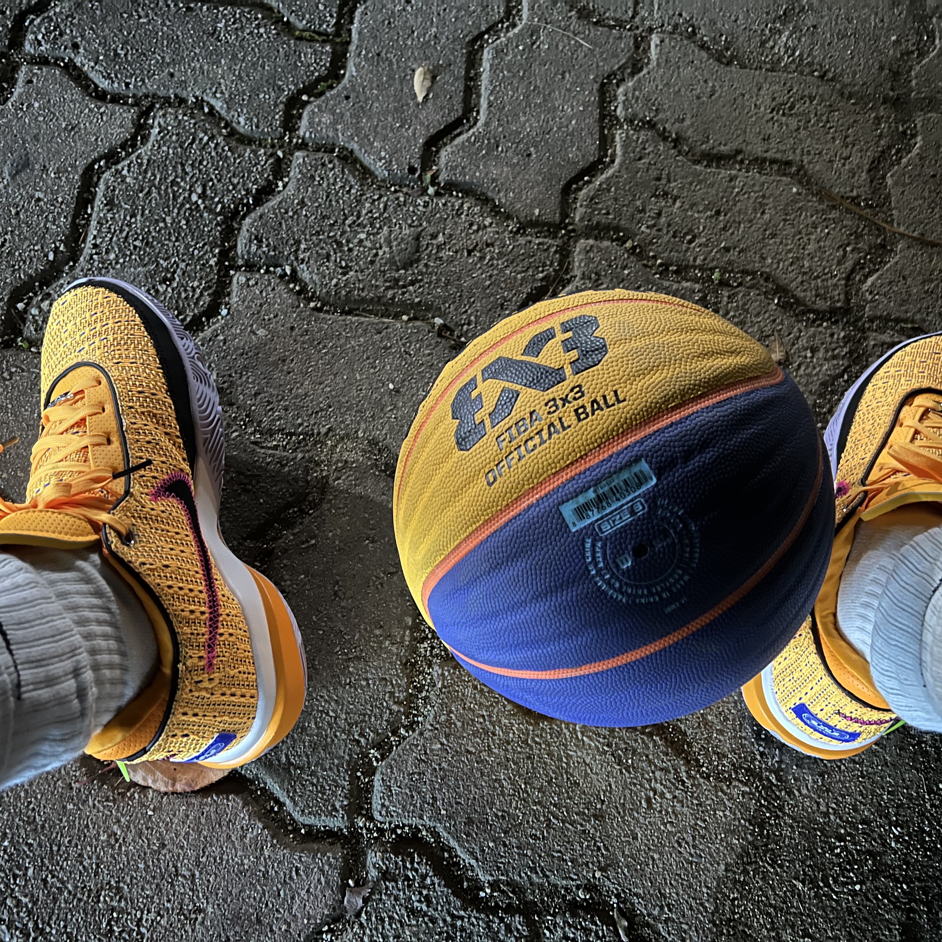 Nike LeBron XX EP Laser Orange Racer Blue 착용 스타일