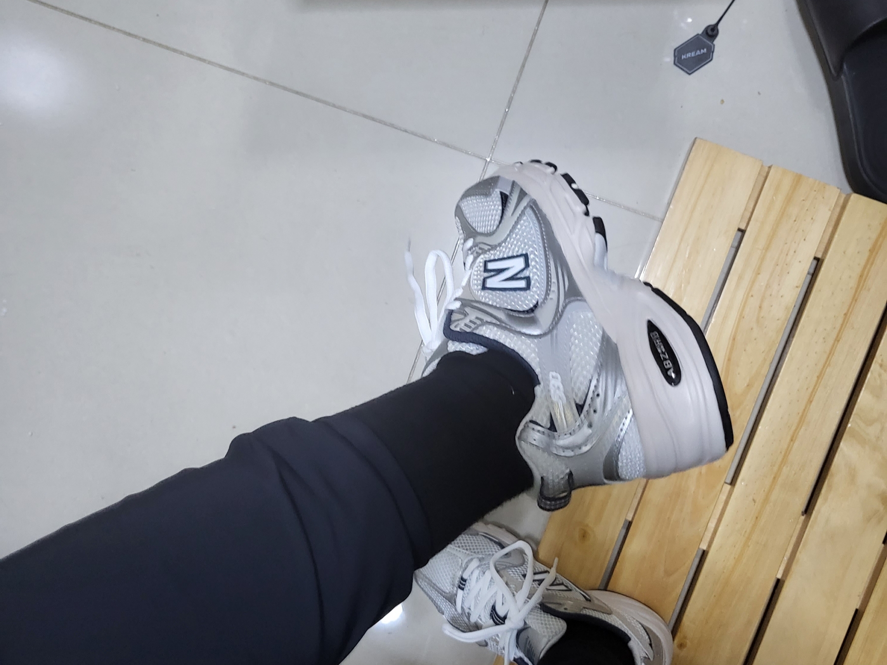 New Balance 530 Steel Grey 착용 스타일 - 1