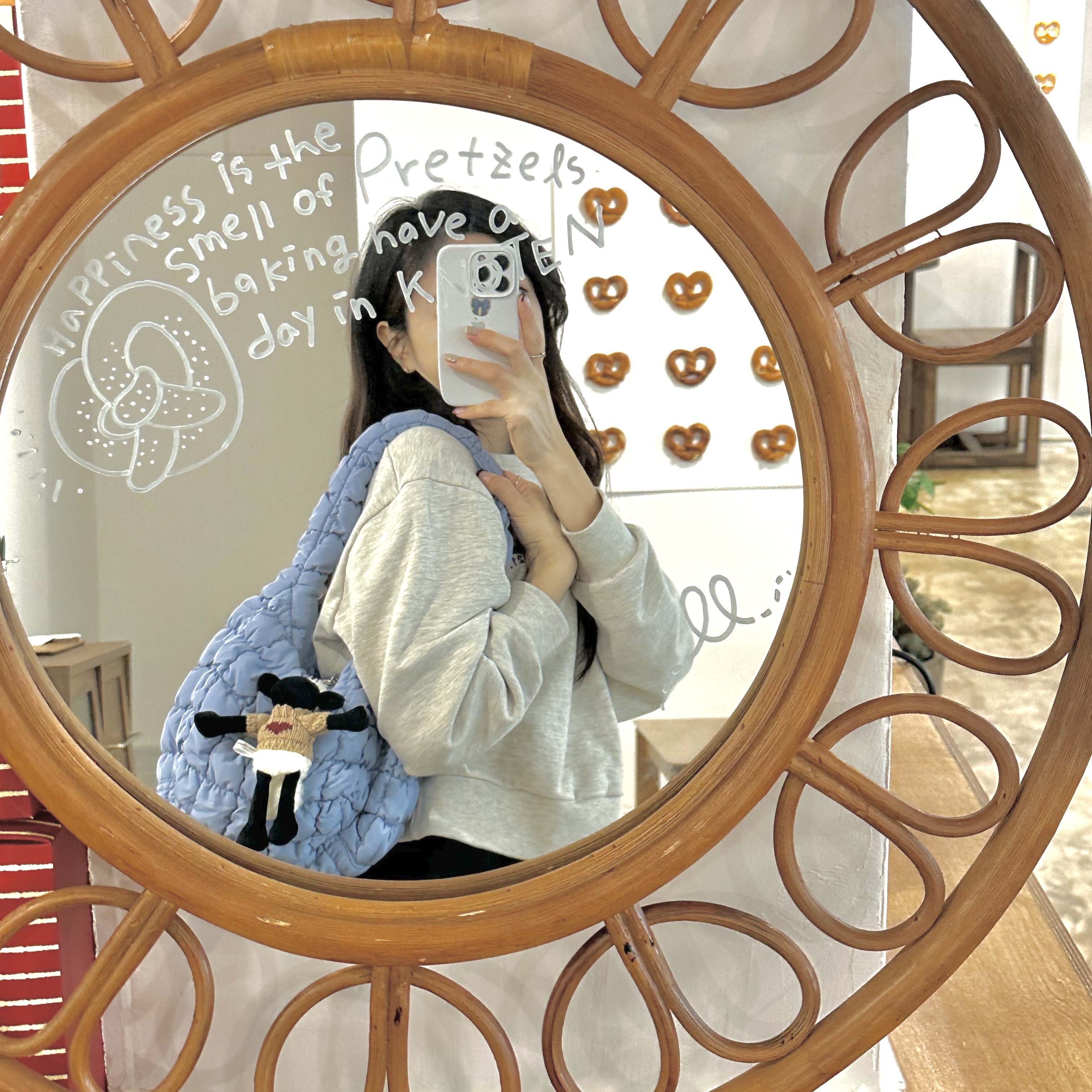 COS Quilted Mini Bag Light Blue 착용 스타일 - 1