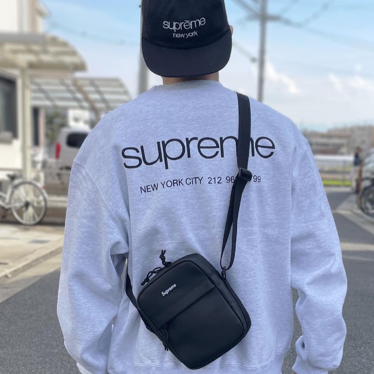 Supreme Leather Shoulder Bag Black - 23FW 착용 스타일 - 1