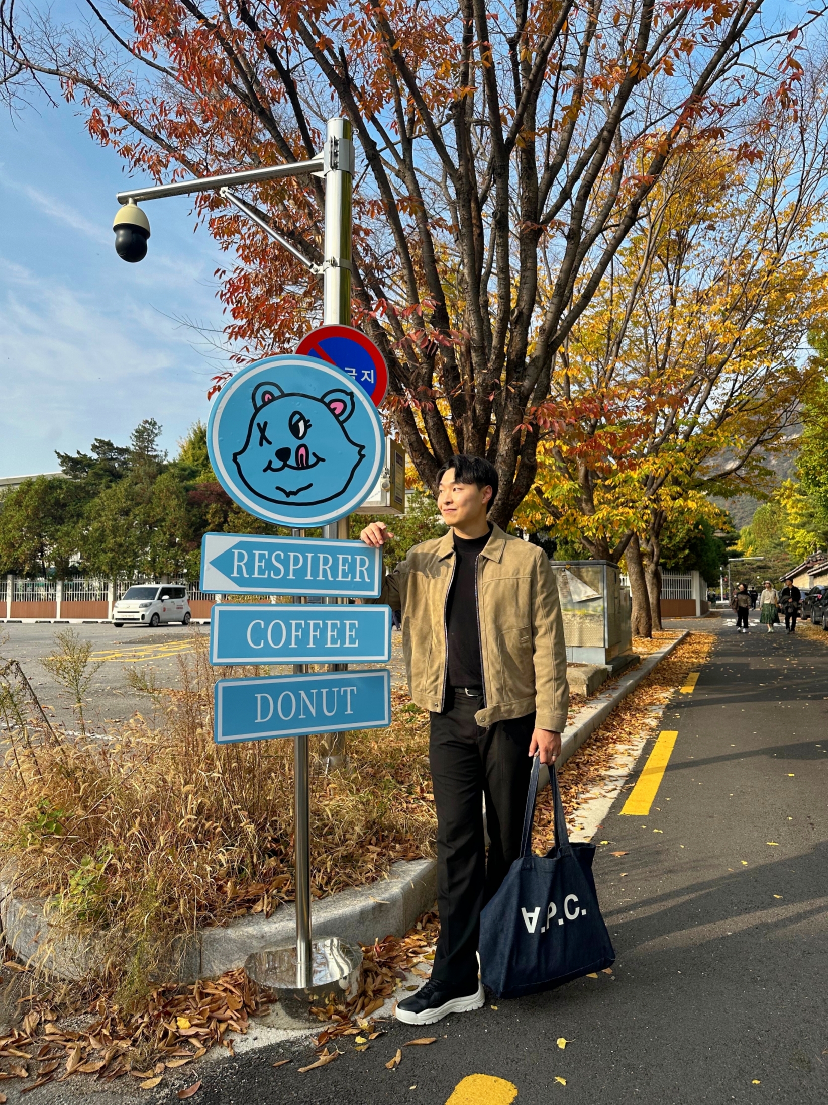 A.P.C. Daniela Shopping Bag Indigo, Valentino Gumboy Calfskin Sneakers Black White 착용 스타일 - 1