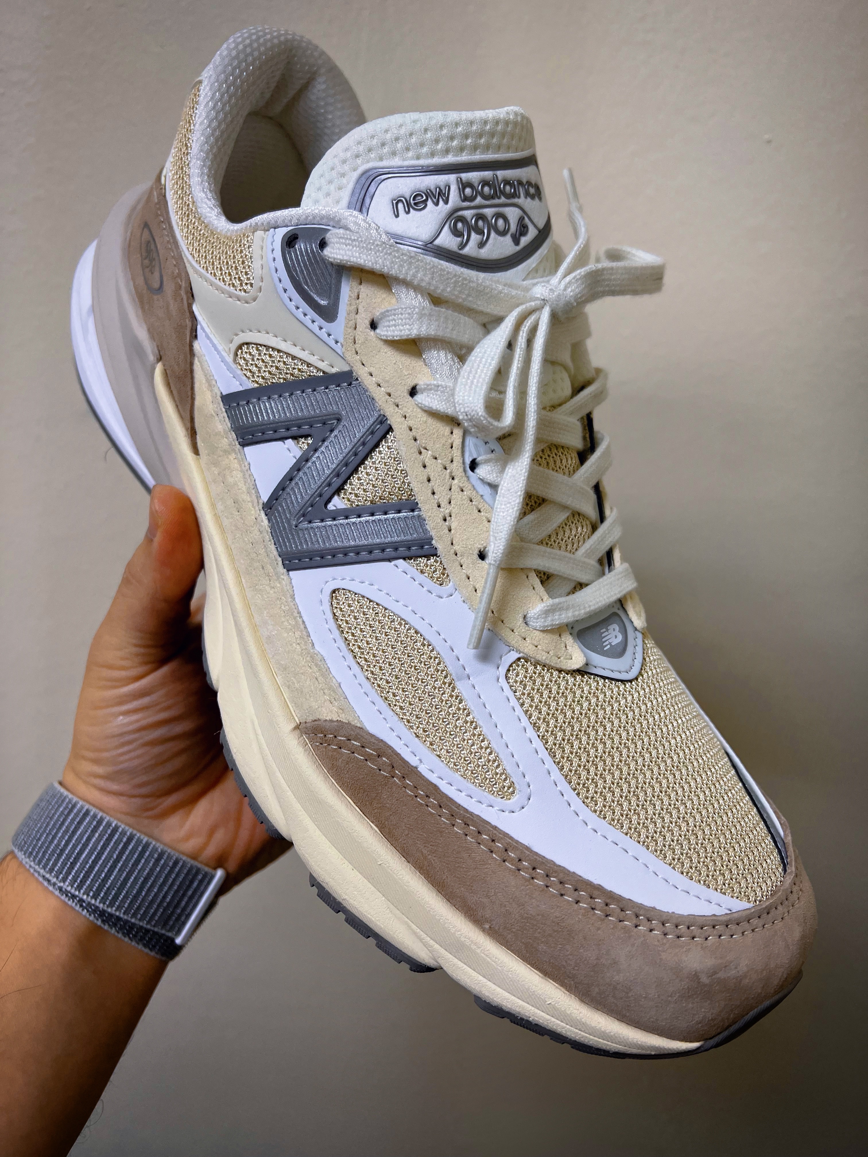 New Balance 990v6 Made in USA Cream Mindful Grey 착용 스타일 - 1