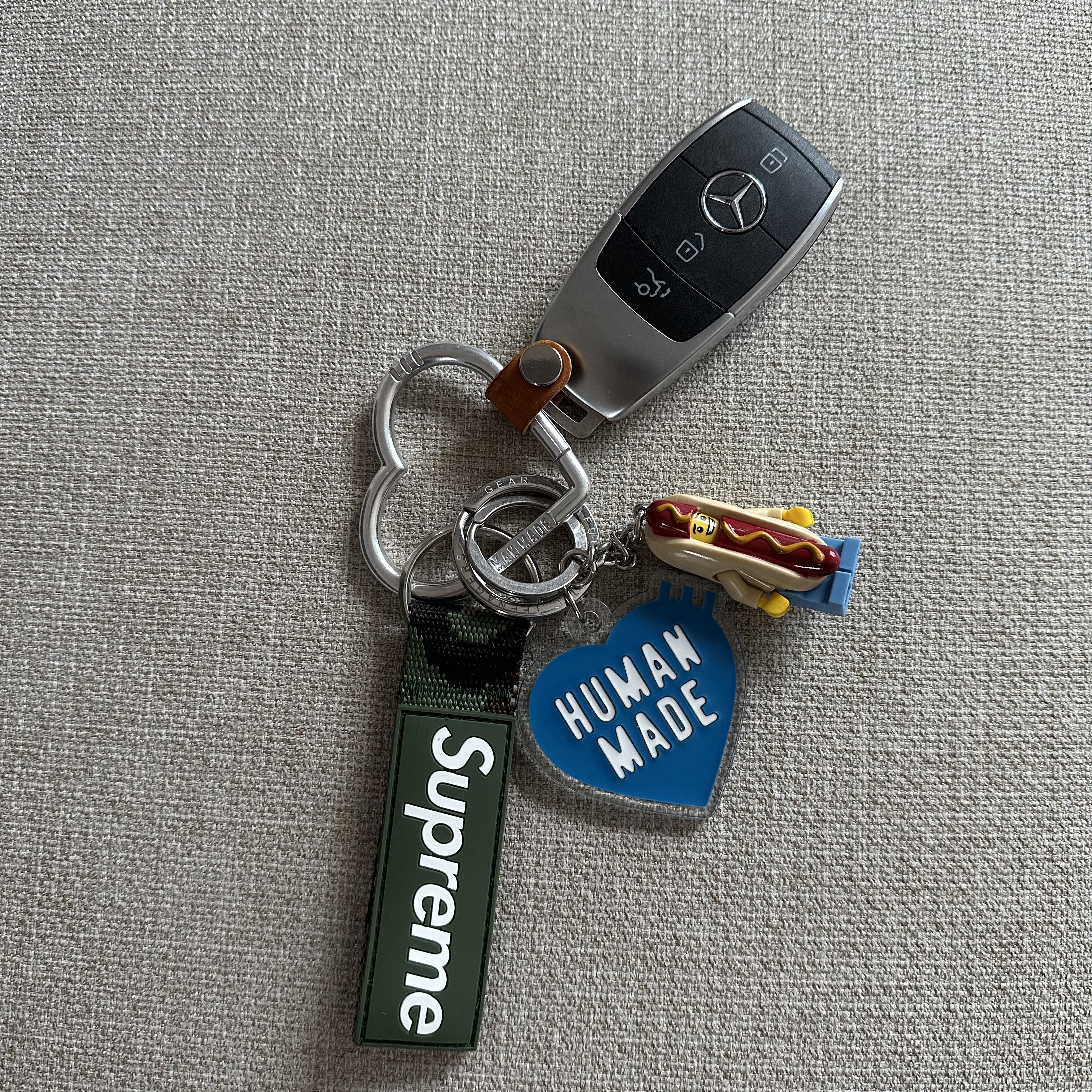 Supreme Webbing Keychain Green Camo - 23SS, Human Made Acrylic Heart Keyring Blue 착용 스타일