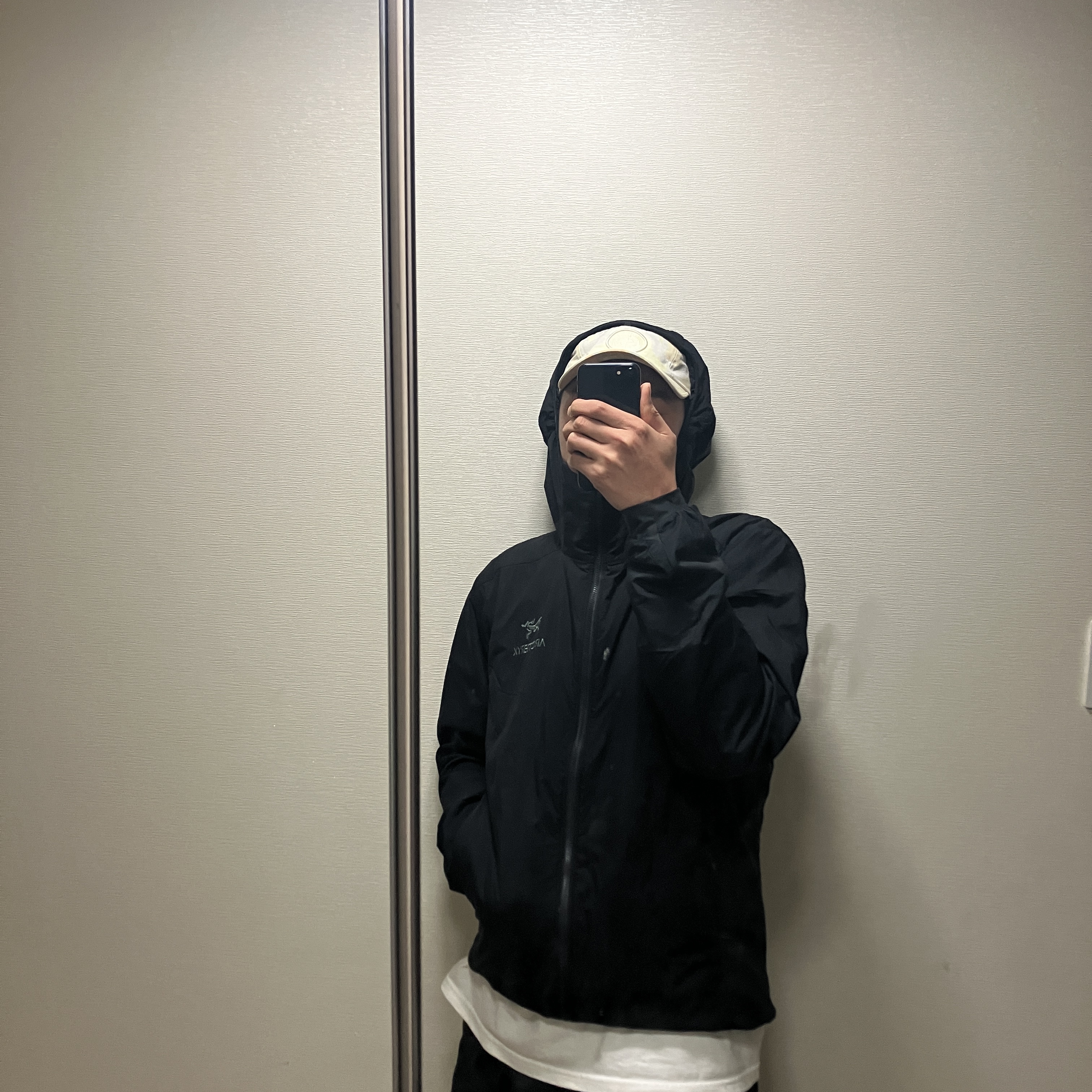 Arc'teryx Atom Hoody Black, Supreme x Stone Island Reactive Ice Camo Ripstop Camp Cap Tan - 22SS 착용 스타일