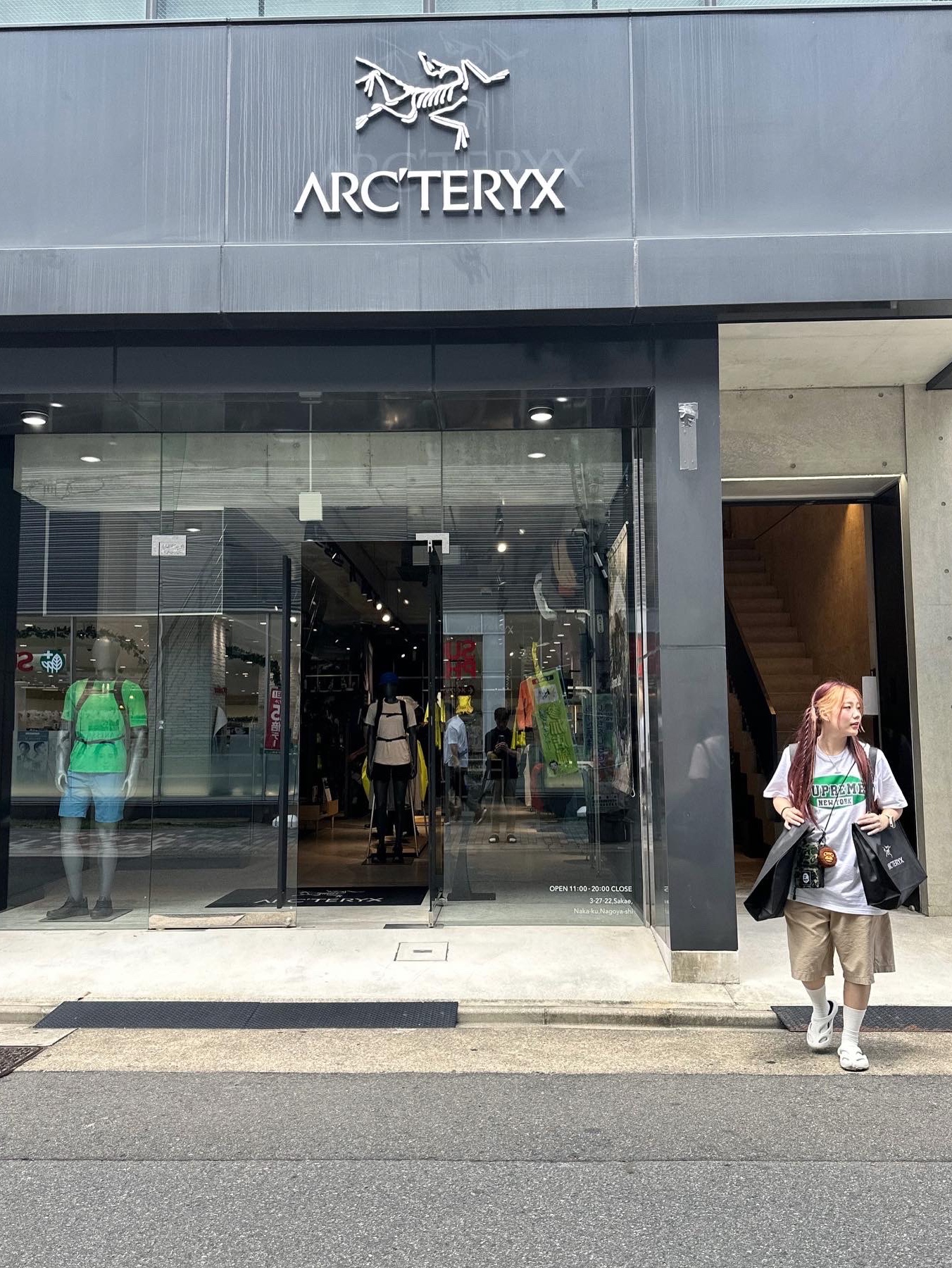 Supreme New York T-Shirt White - 23SS, Arc'teryx Konseal 15 Backpack Black 착용 스타일 - 3