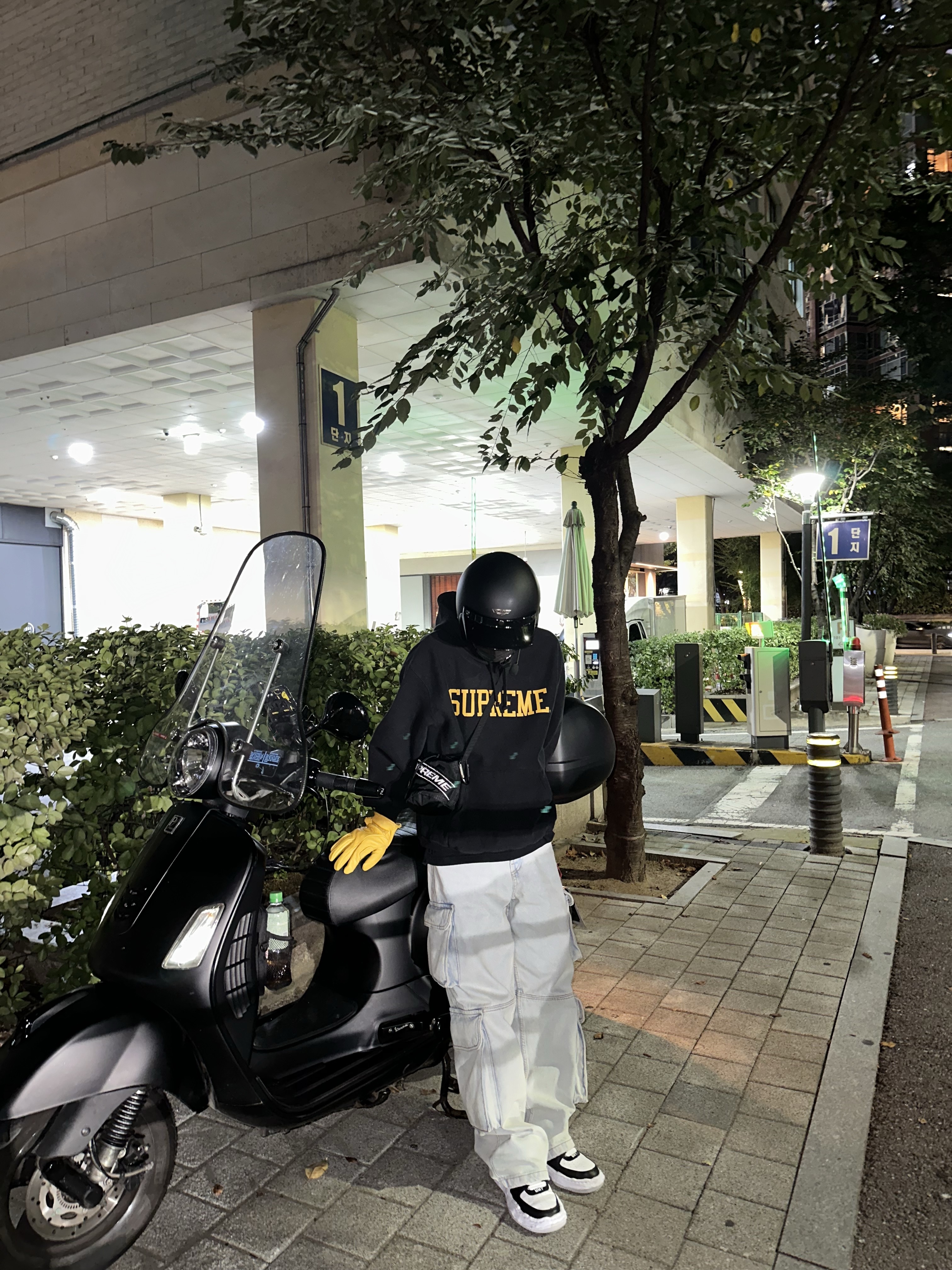 Supreme Varsity Hooded Sweatshirt Black - 23FW, Supreme Small Cinch Pouch Black - 23FW 착용 스타일