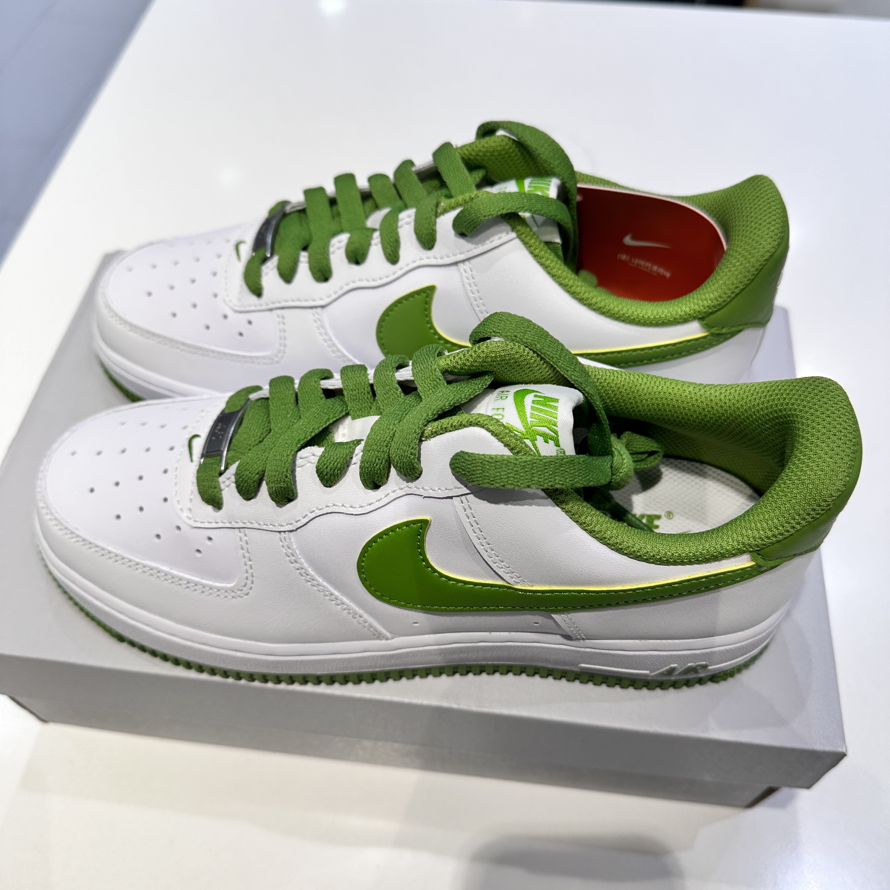 Nike Air Force 1 Low '07 White Chlorophyll 착용 스타일 - 2