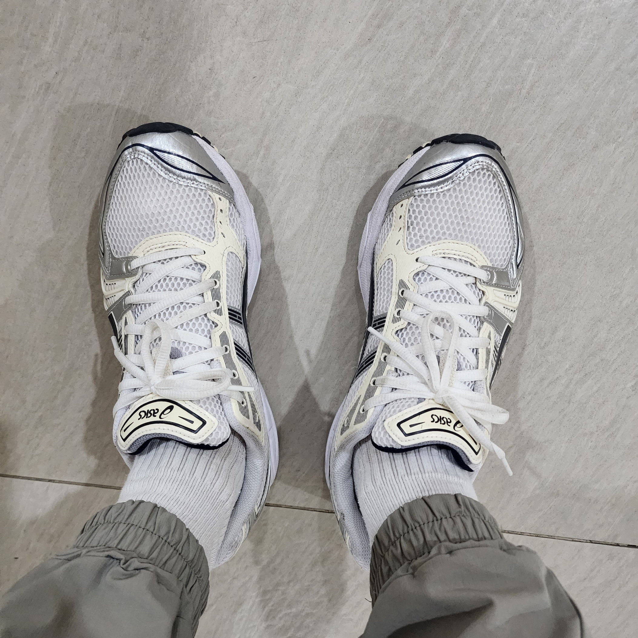 (W) Asics Gel-Kayano 14 White Midnight 착용 스타일