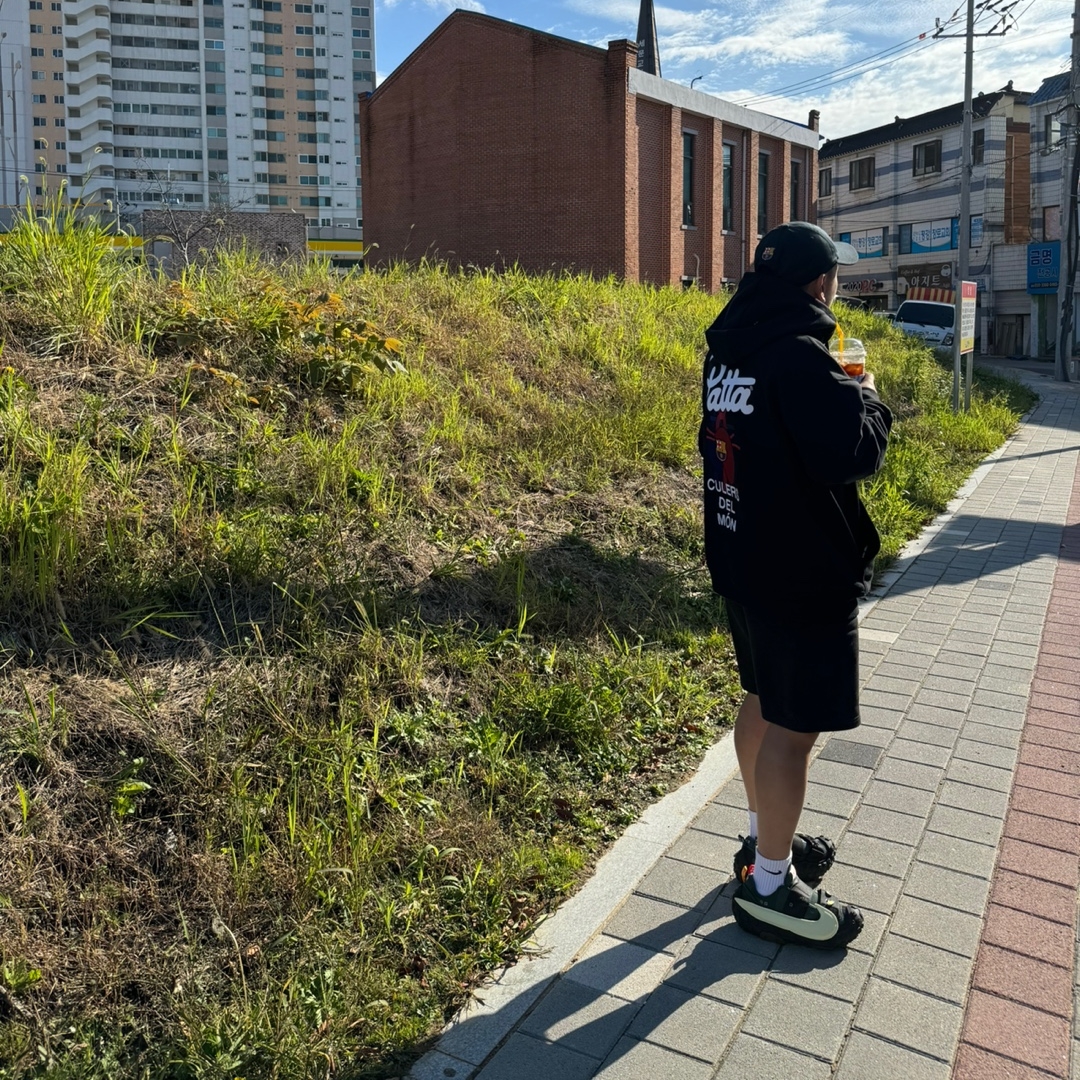 Nike x Cactus Plant Flea Market Air Flea 2 Faded Spruce, Nike x Patta x FC Barcelona Solo Swoosh Hoodie Culers del Món (FD4147-010) 착용 스타일