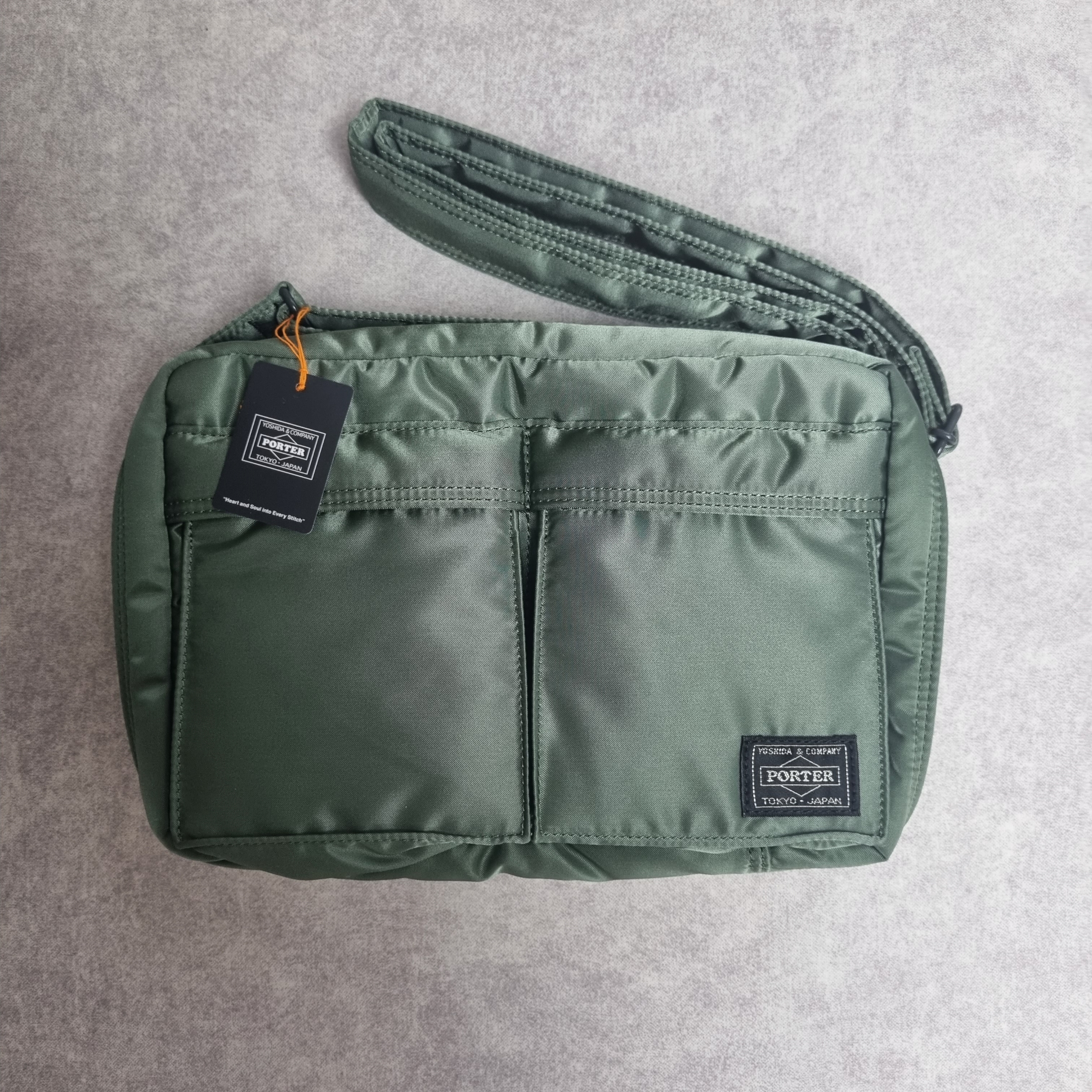 Porter Tanker Shoulder Bag S Sage Green 착용 스타일