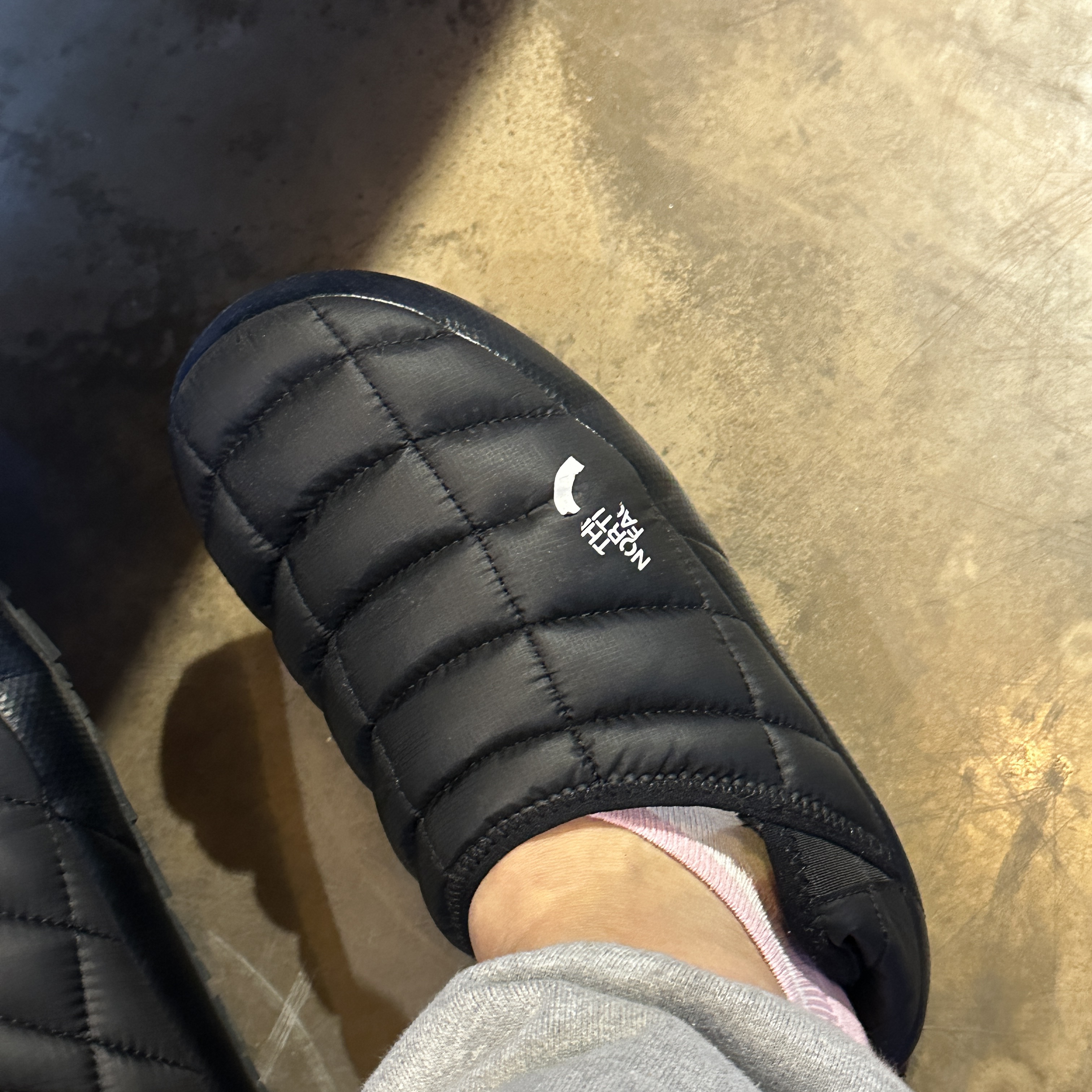 The North Face Thermoball Traction Mule V Black 착용 스타일 - 1