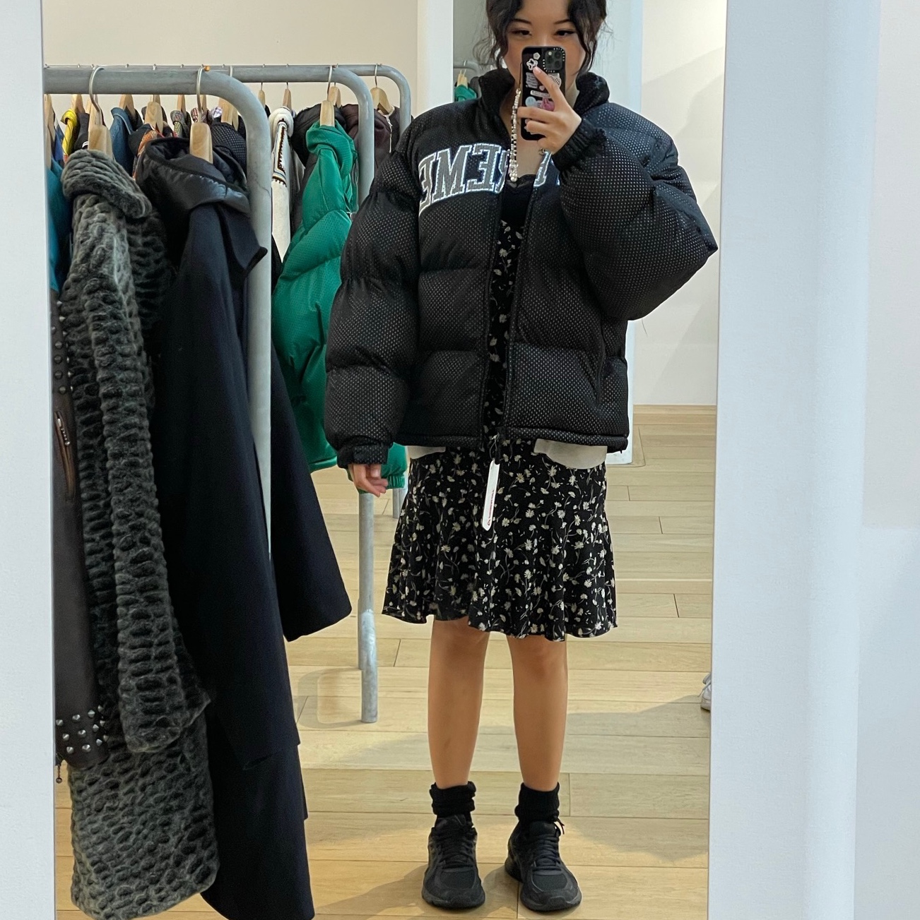 Supreme Mesh Jersey Puffer Jacket Black - 23SS, Asics Jog 100 2 Black 착용 스타일 - 1