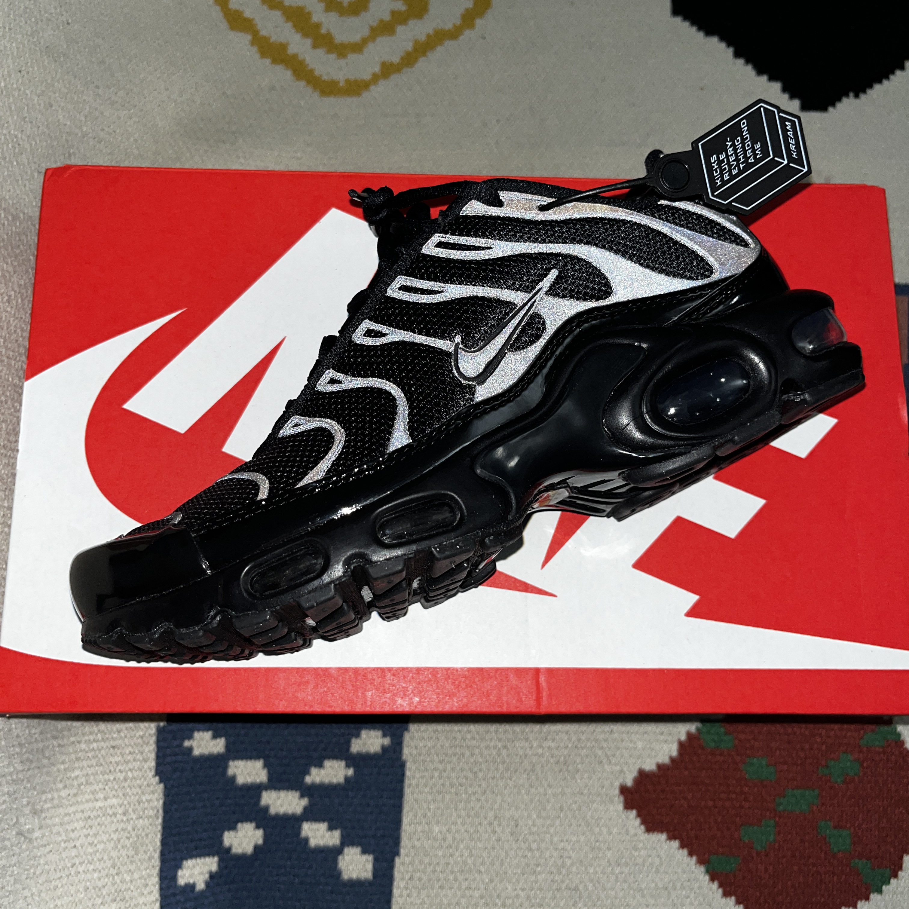 (W) Nike Air Max Plus Triple Black 착용 스타일 - 2