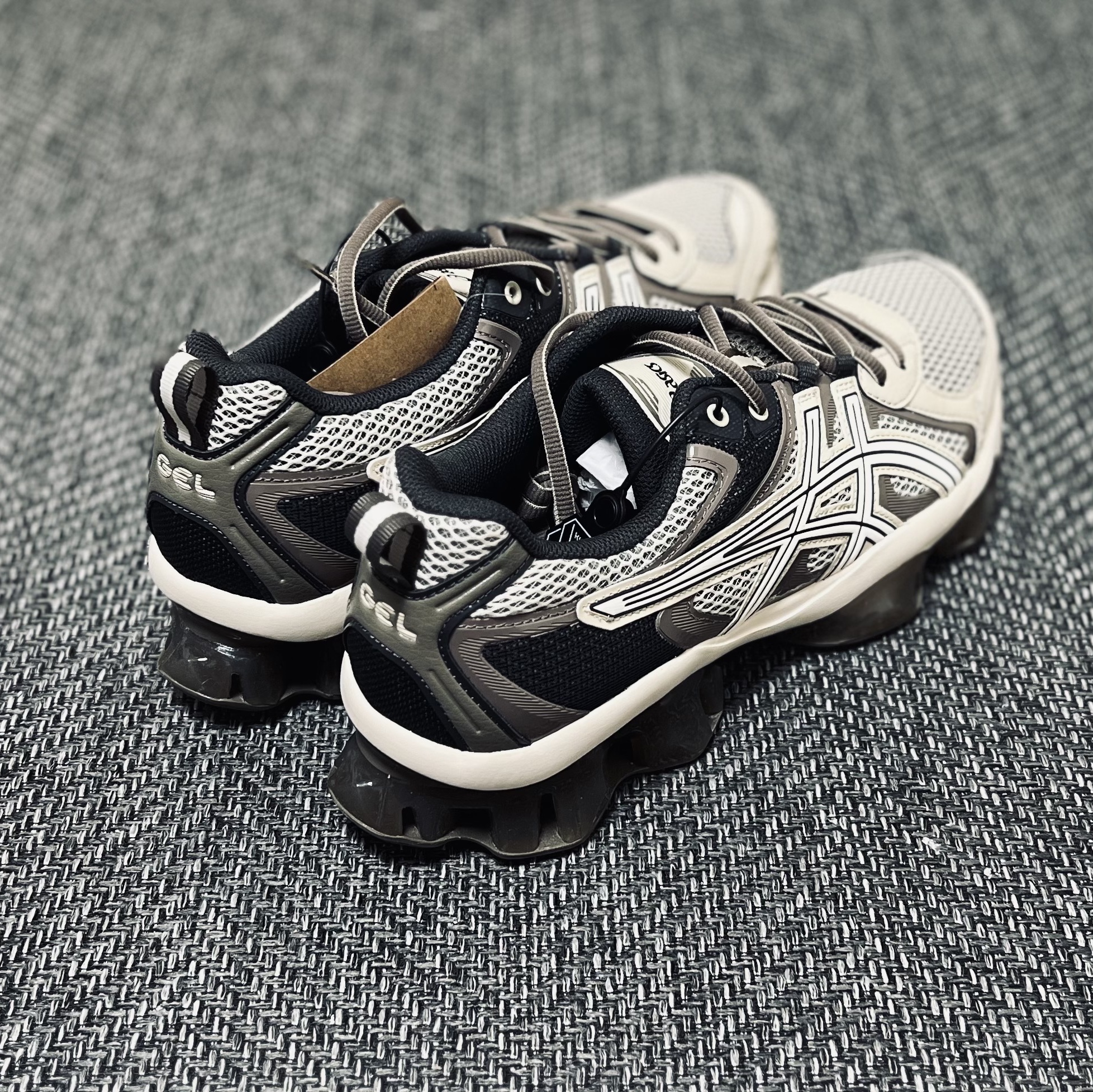 Asics Gel-Quantum Kinetic Birch Dark Taupe 착용 스타일 - 2