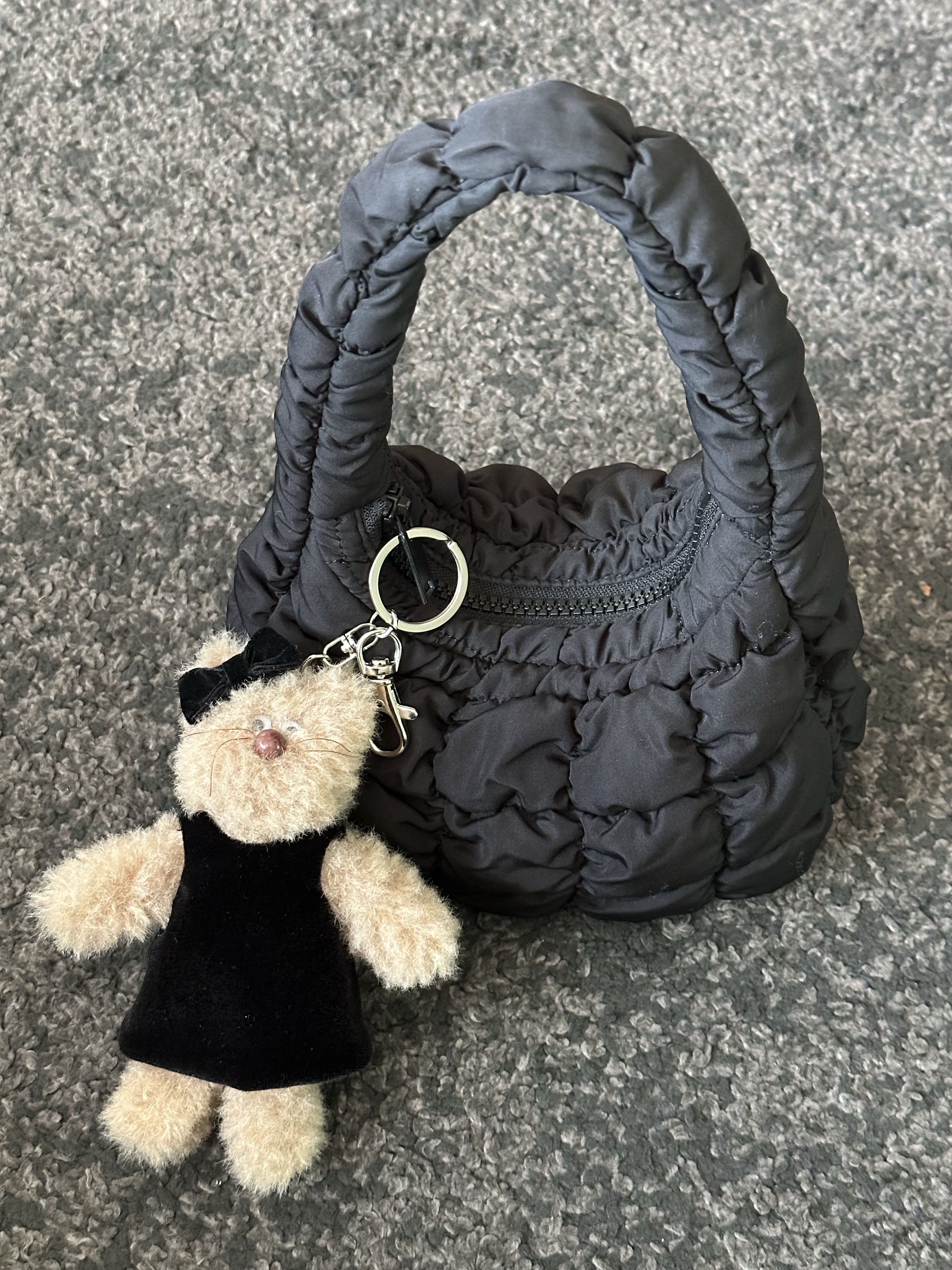 COS Quilted Micro Bag Black 착용 스타일 - 1