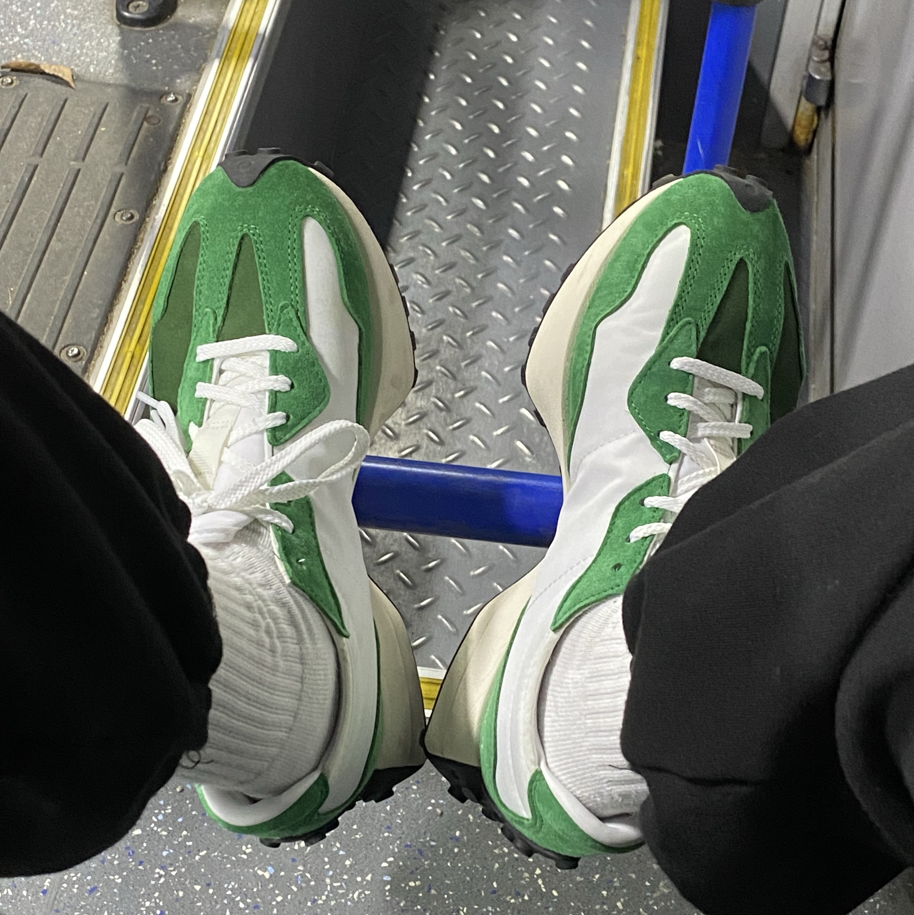 New Balance 327 Varsity Green 착용 스타일