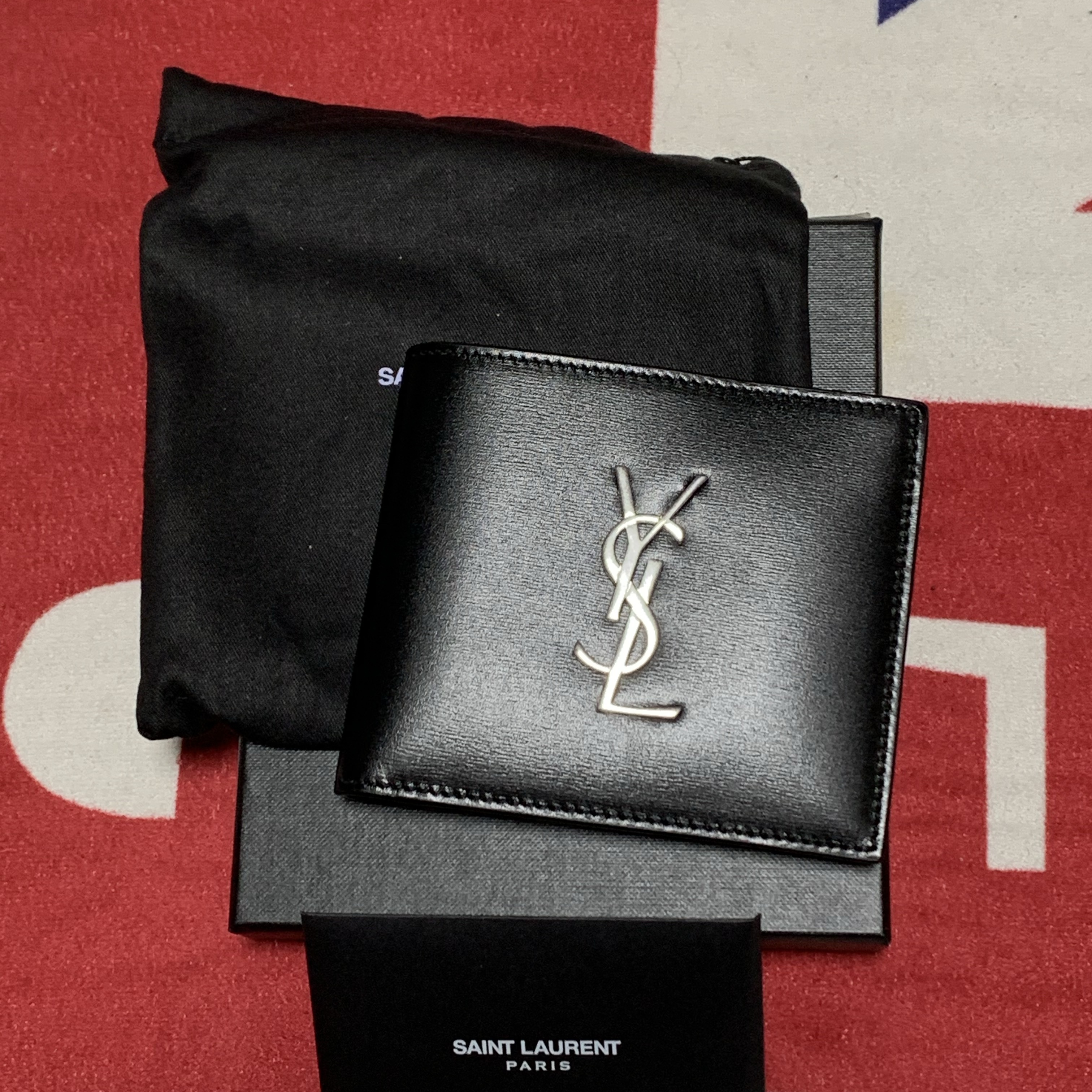 Saint Laurent East/West Wallet in Smooth Leather Black 착용 스타일