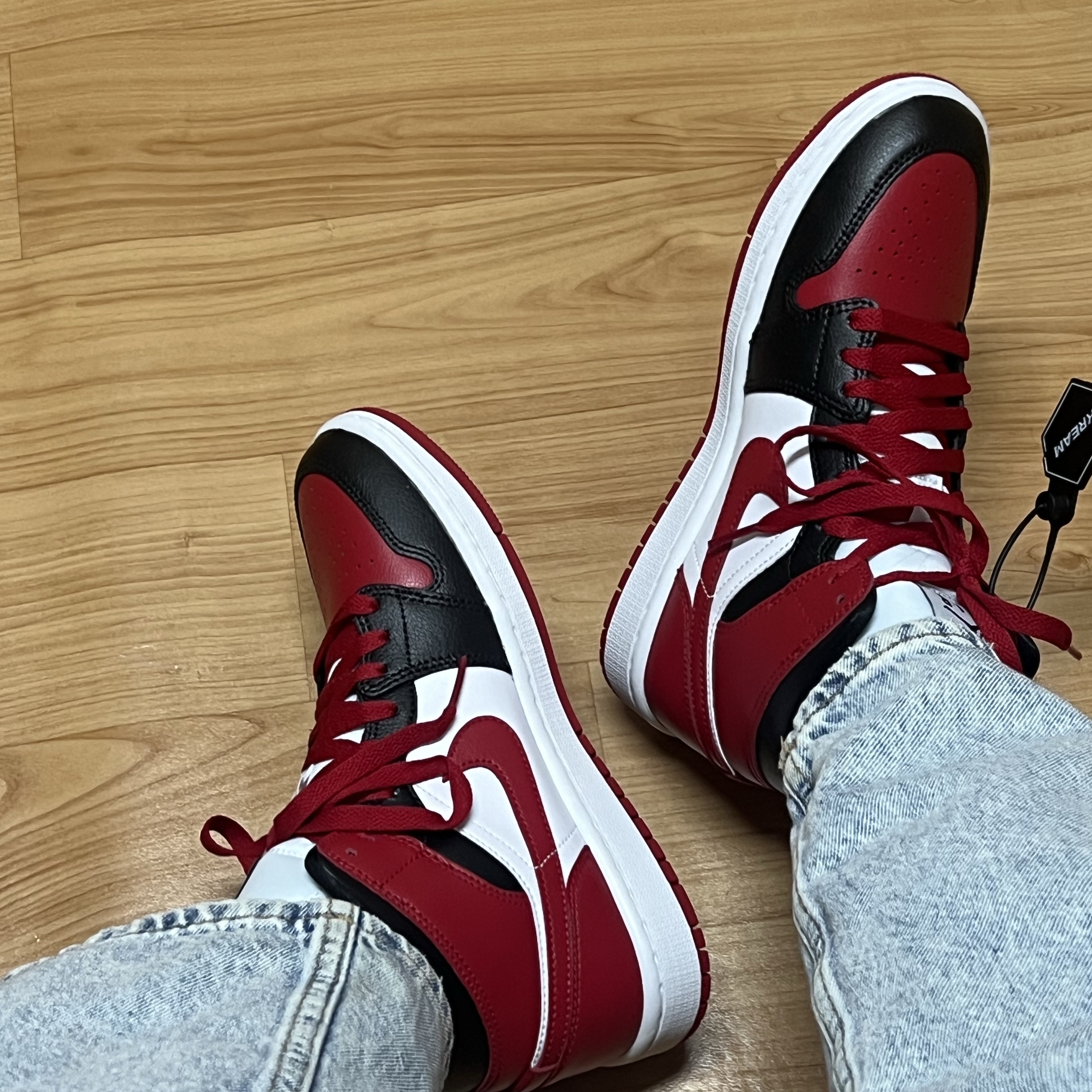 (W) Jordan 1 Mid Black and Gym Red 착용 스타일 - 3