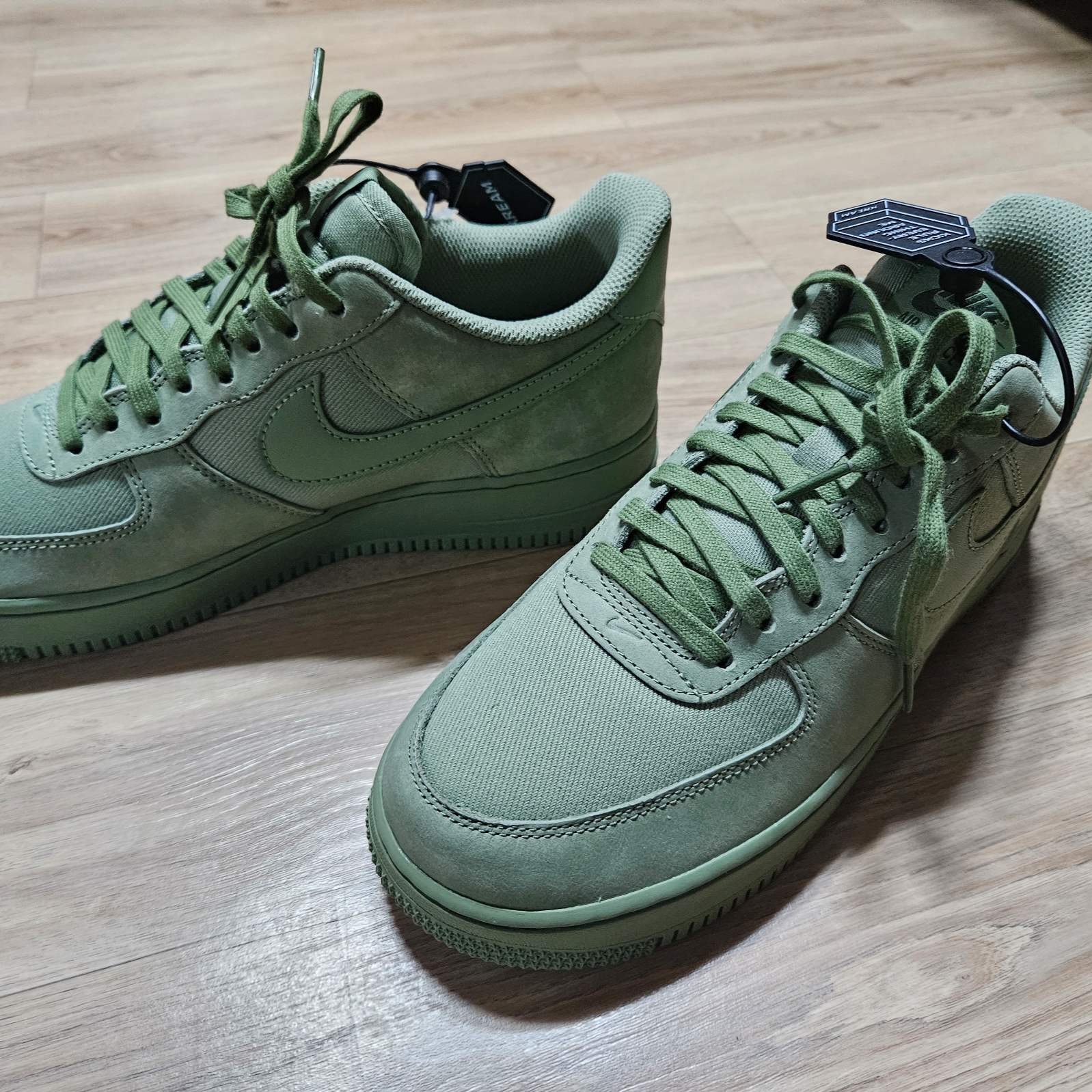 Nike Air Force 1 '07 LX Oil Green 착용 스타일