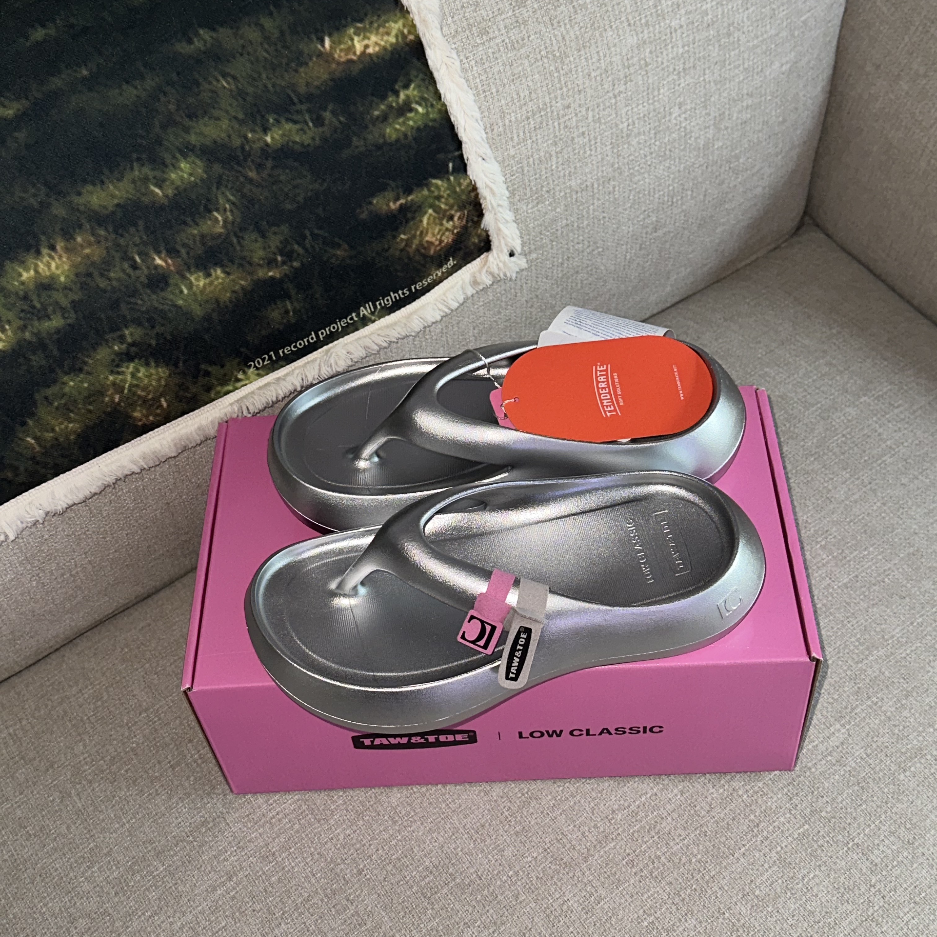 Taw&Toe x Low Classic Platform Flip Flop Silver 착용 스타일 - 1