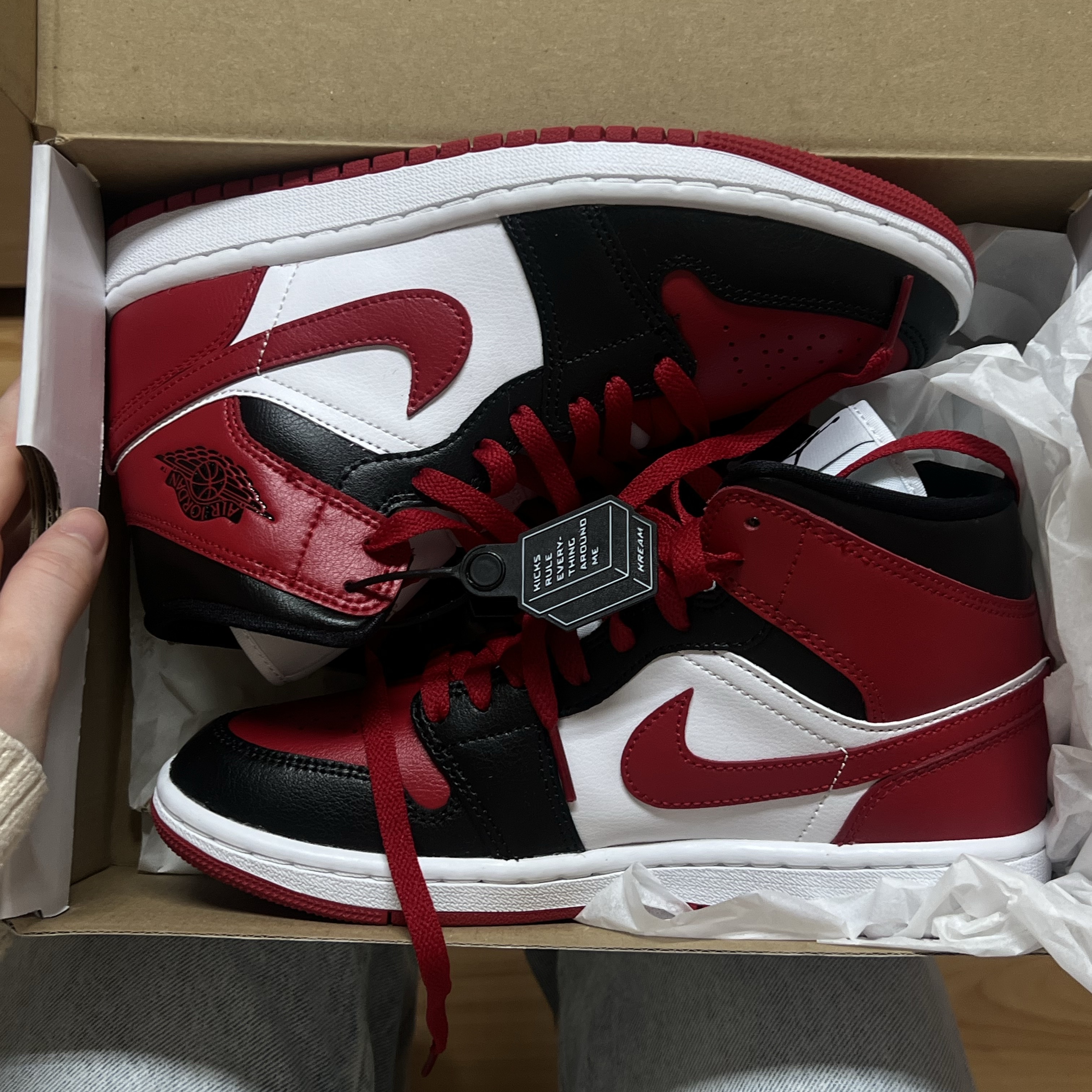 (W) Jordan 1 Mid Black and Gym Red 착용 스타일 - 1