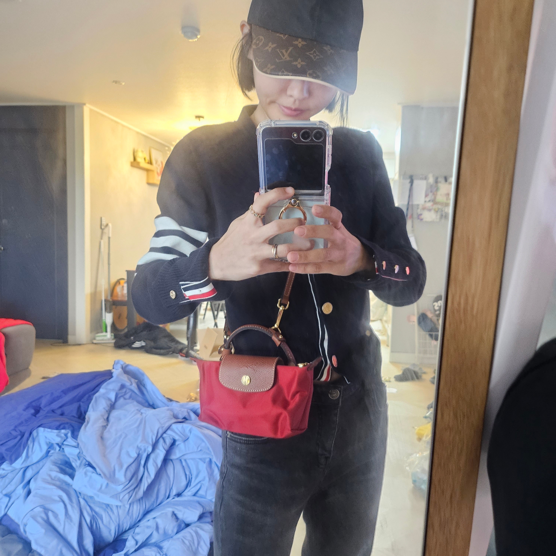 (W) Thom Browne Cotton Crepe Milano Stitch 4-Bar Cardigan Navy, Longchamp Le Pliage Original Handle Pouch Red 착용 스타일 - 2