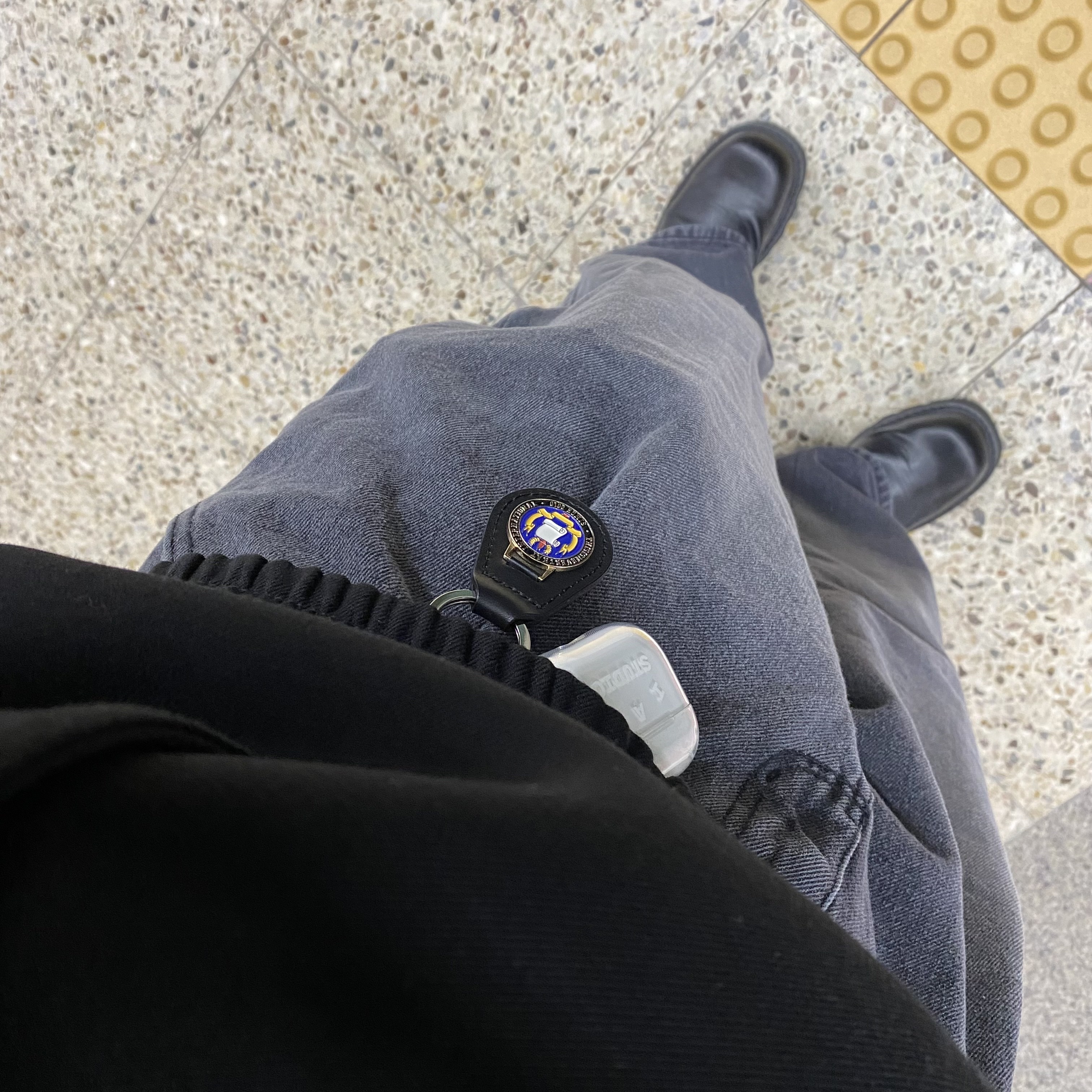Zara x Ader Error Oversize Collar Bomber Jacket Black, Casetify x IAB Studio Single White Logo AirPods Pro Case Clear 착용 스타일 - 5