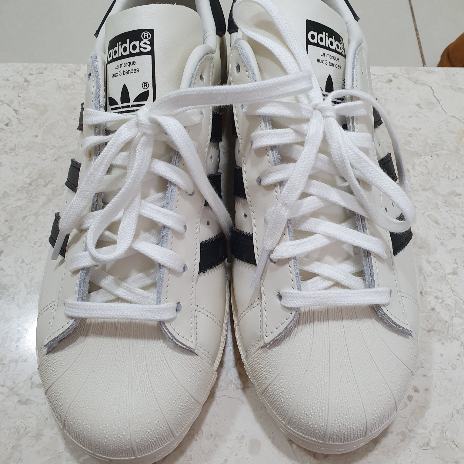 Adidas Superstar 82 White Black 착용 스타일 - 1