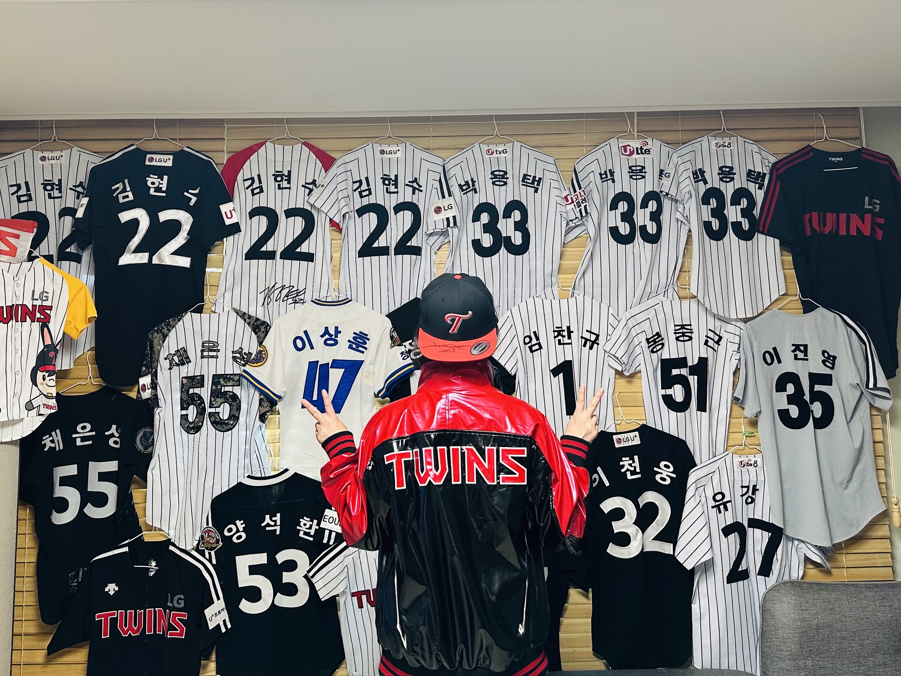 BDNS x LG TWINS Dugout Jacket Red 착용 스타일 - 4