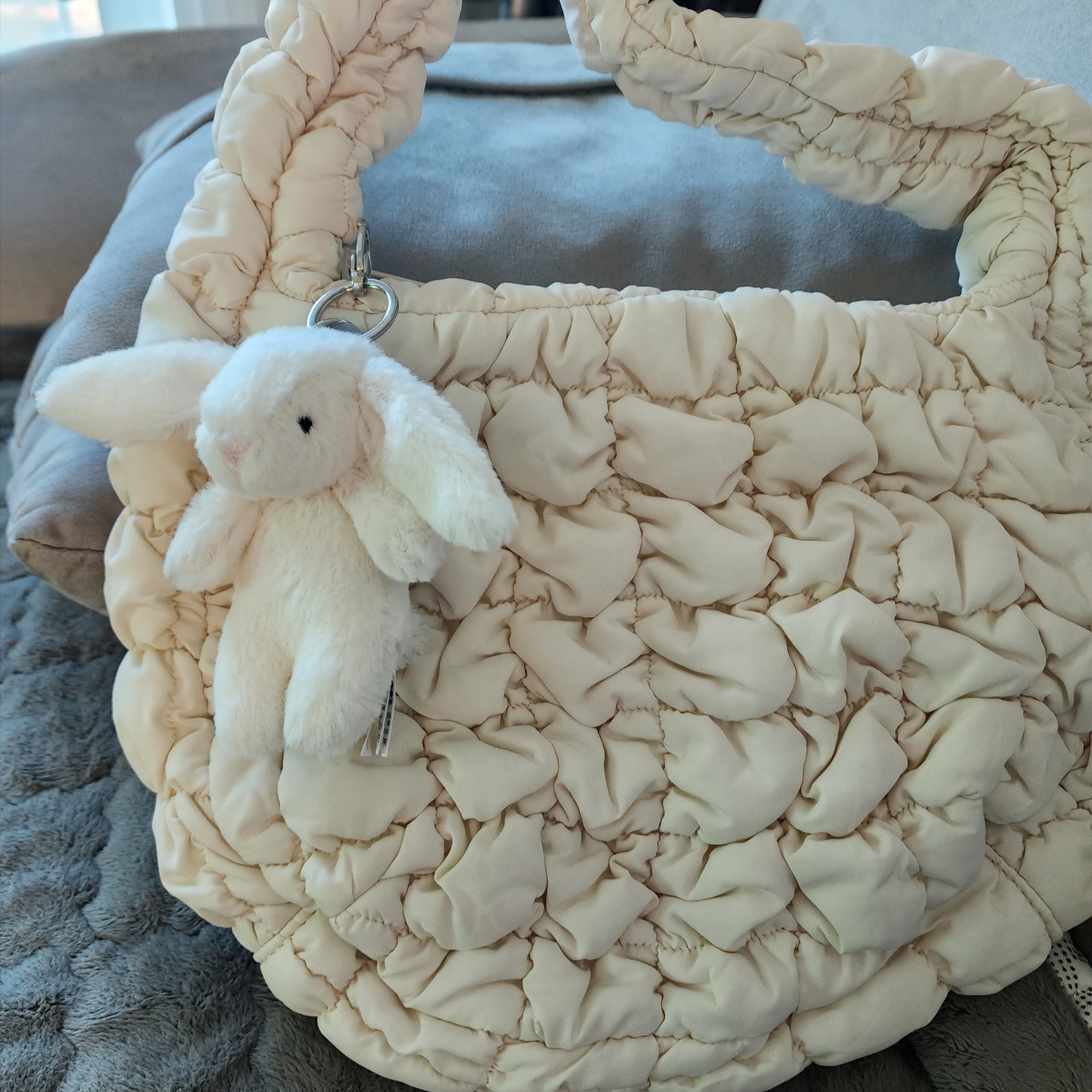 COS Quilted Mini Bag Cream 착용 스타일