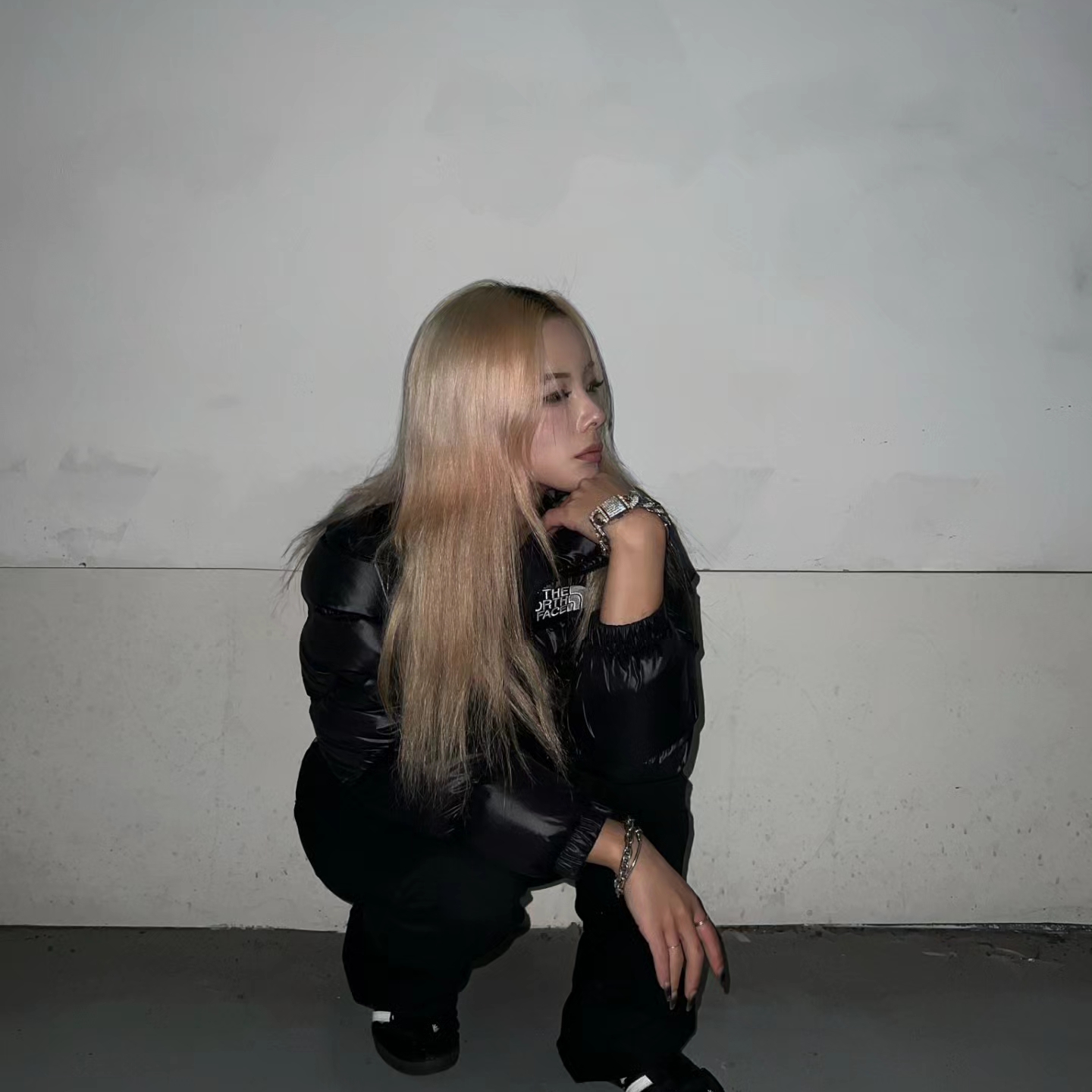 (W) The North Face Nuptse Short Jacket Black 착용 스타일 - 10