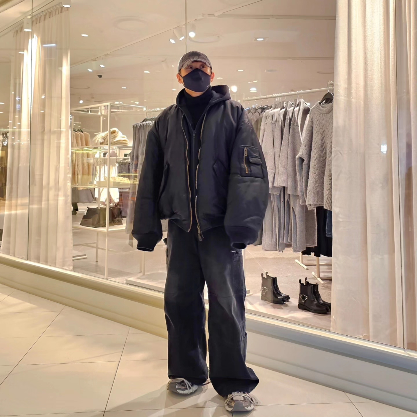 Balenciaga Paris All In Bomber Black, Balenciaga Cargo Pants Faded Black 착용 스타일 - 6