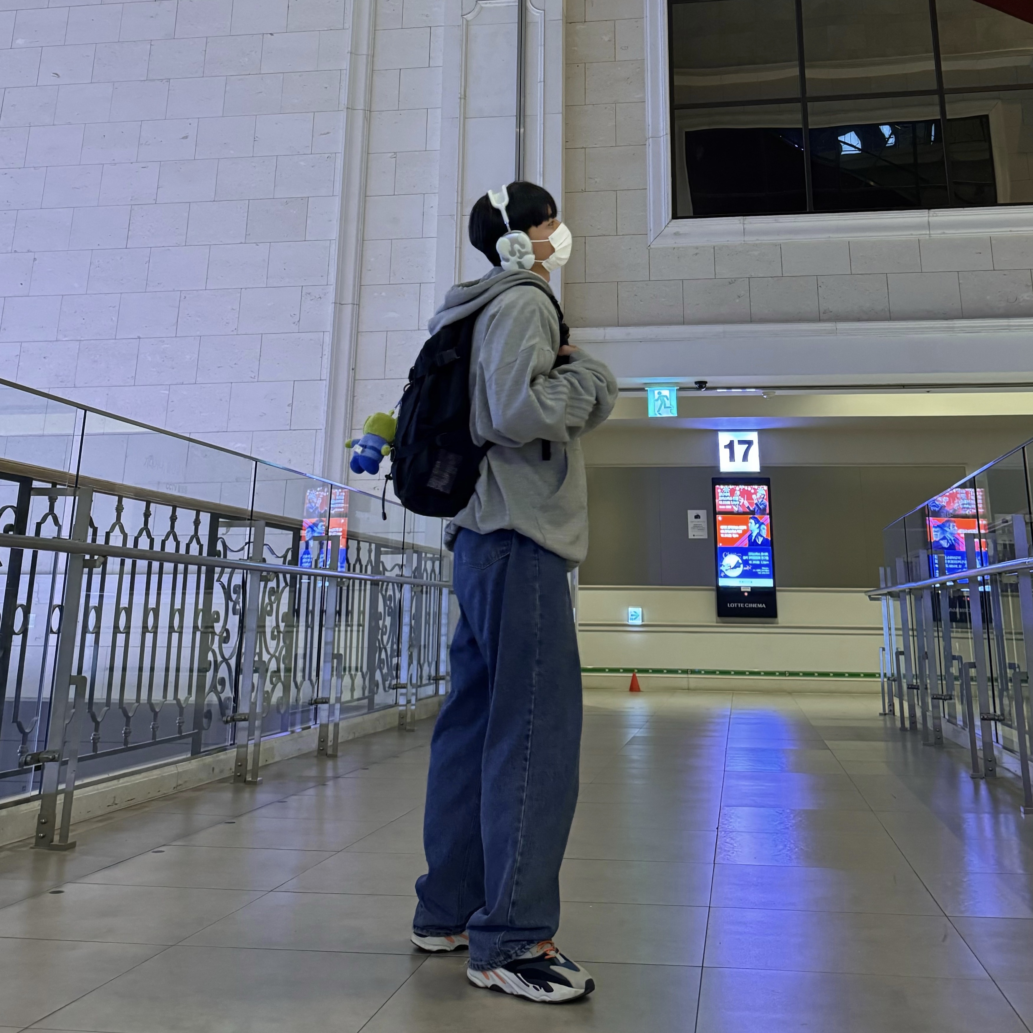 [KREAM 단독] Test Artifact Era Max Drip White, Apple AirPods Max Lightning Silver (Korean Ver.) 착용 스타일 - 1