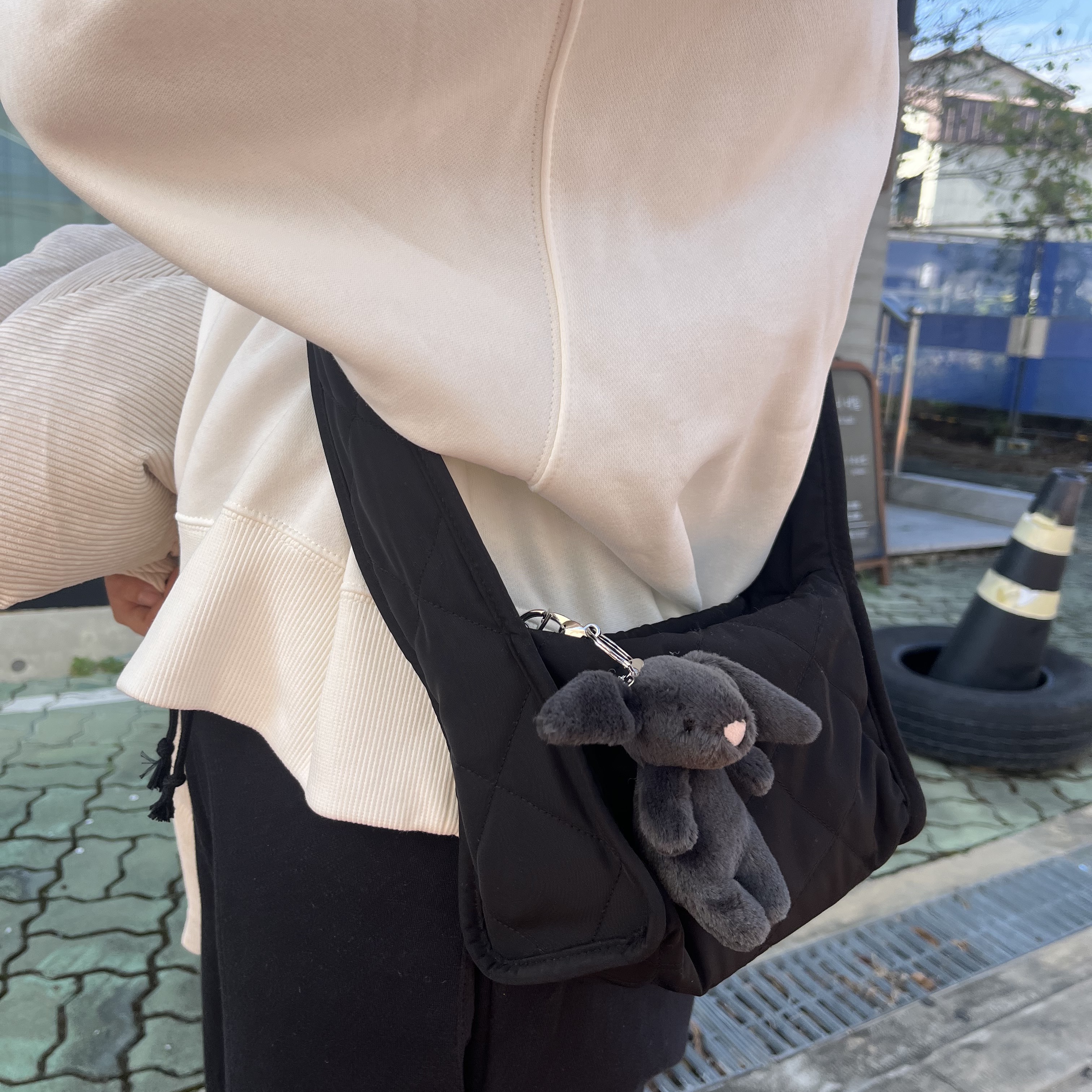 Jellycat Bashful Bunny Bag Charm Ink, COS Diamond Quilted Mini Crossbody Bag Black 착용 스타일