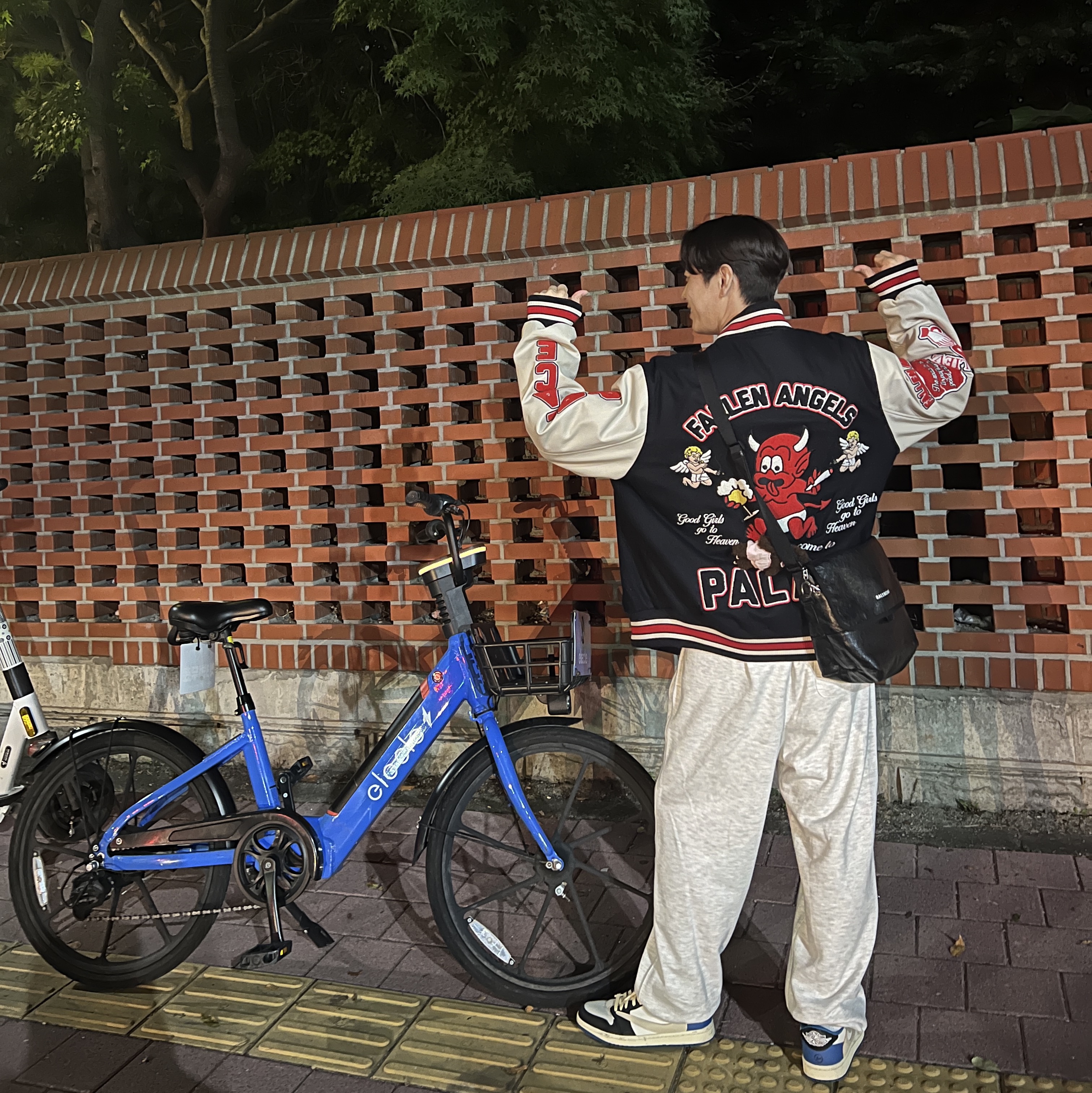 Palace Fallen Angels Varsity Jacket Navy - 23SS, Jordan 1 x Travis Scott x Fragment Retro Low OG SP Military Blue 착용 스타일
