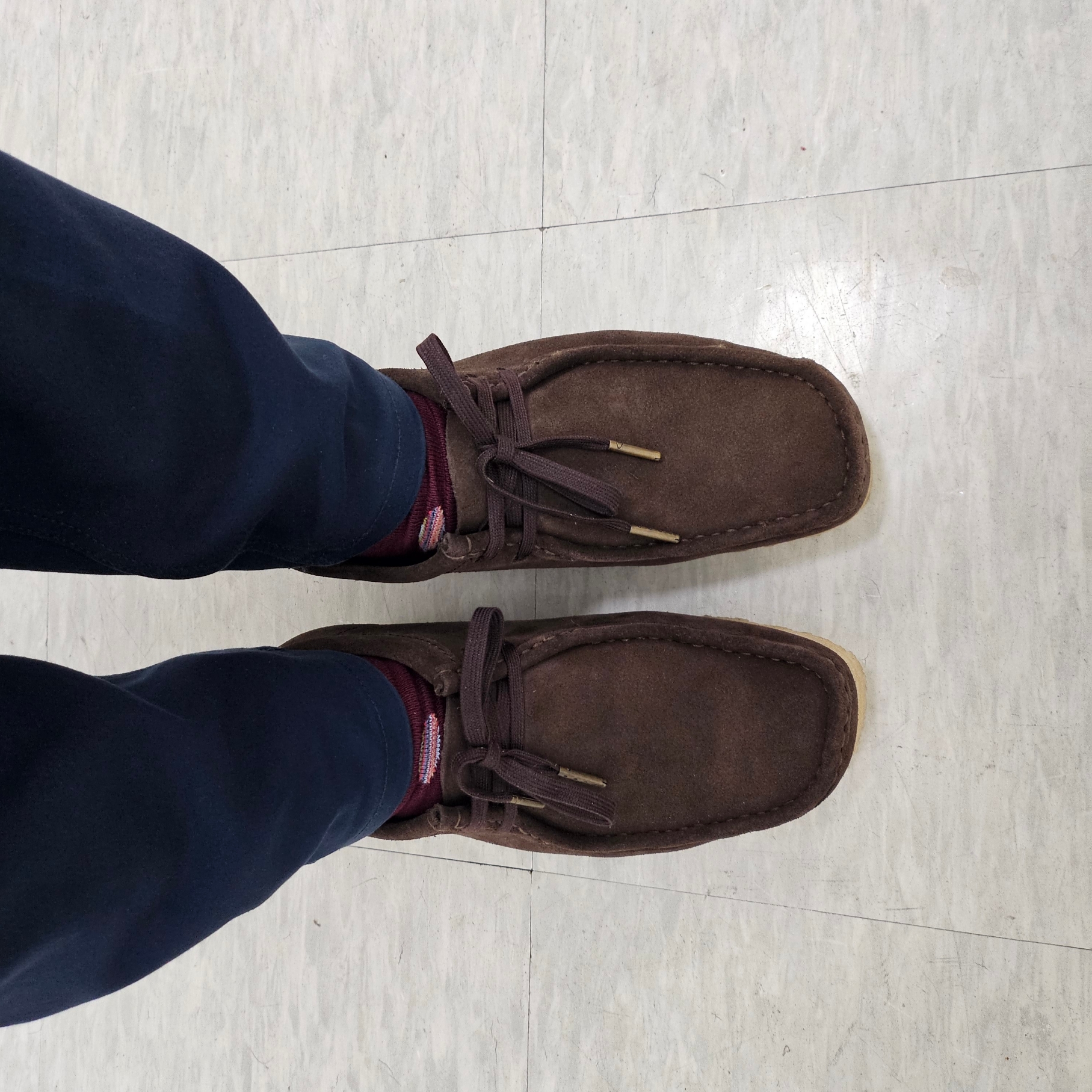 Clarks Wallabee Dark Brown Suede 착용 스타일