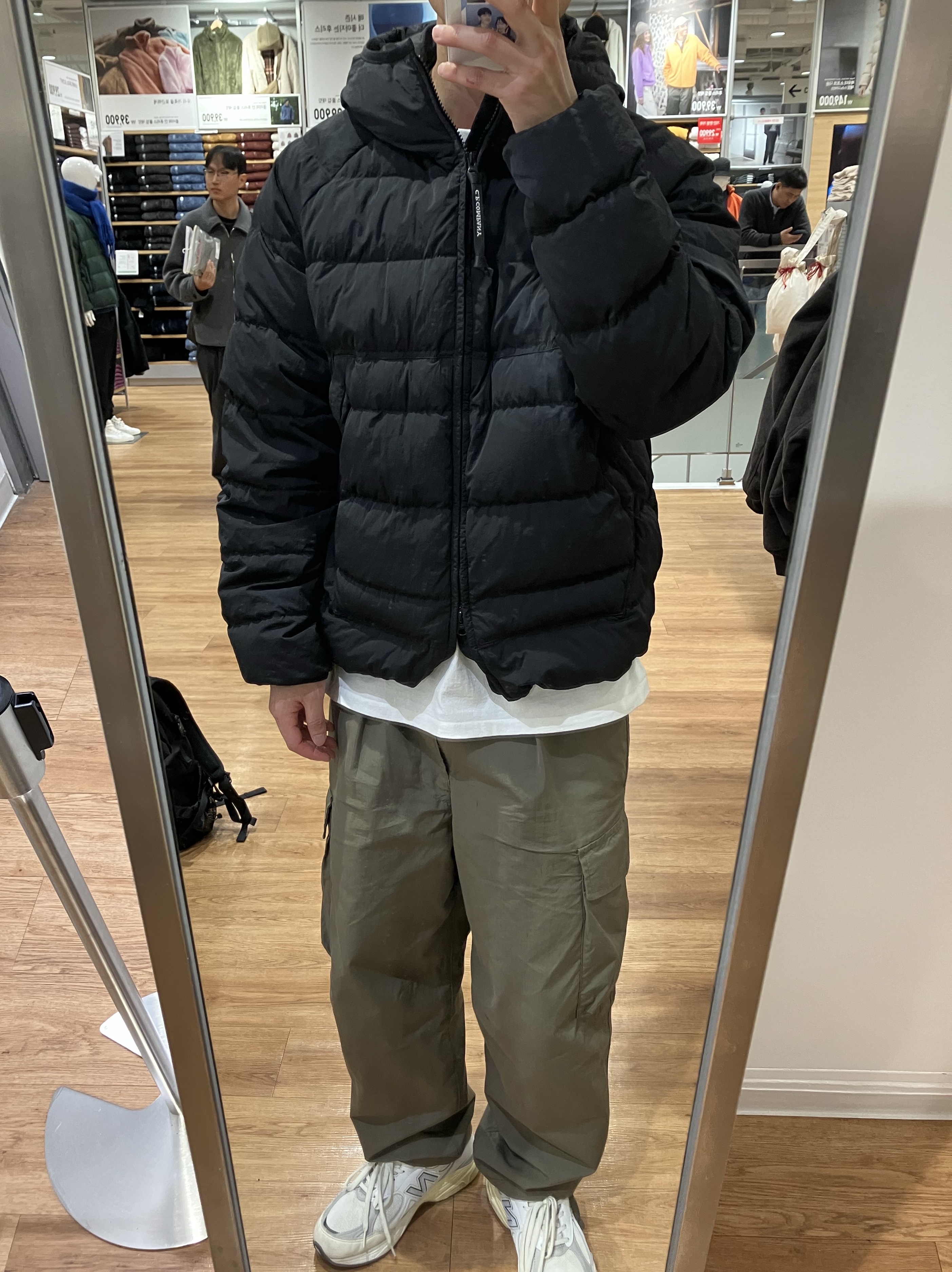 C.P. Company Eco-Chrome R Hooded Down Goggle Jacket Black - 23FW, New Balance 990v3 Made in USA Sea Salt 착용 스타일 - 1