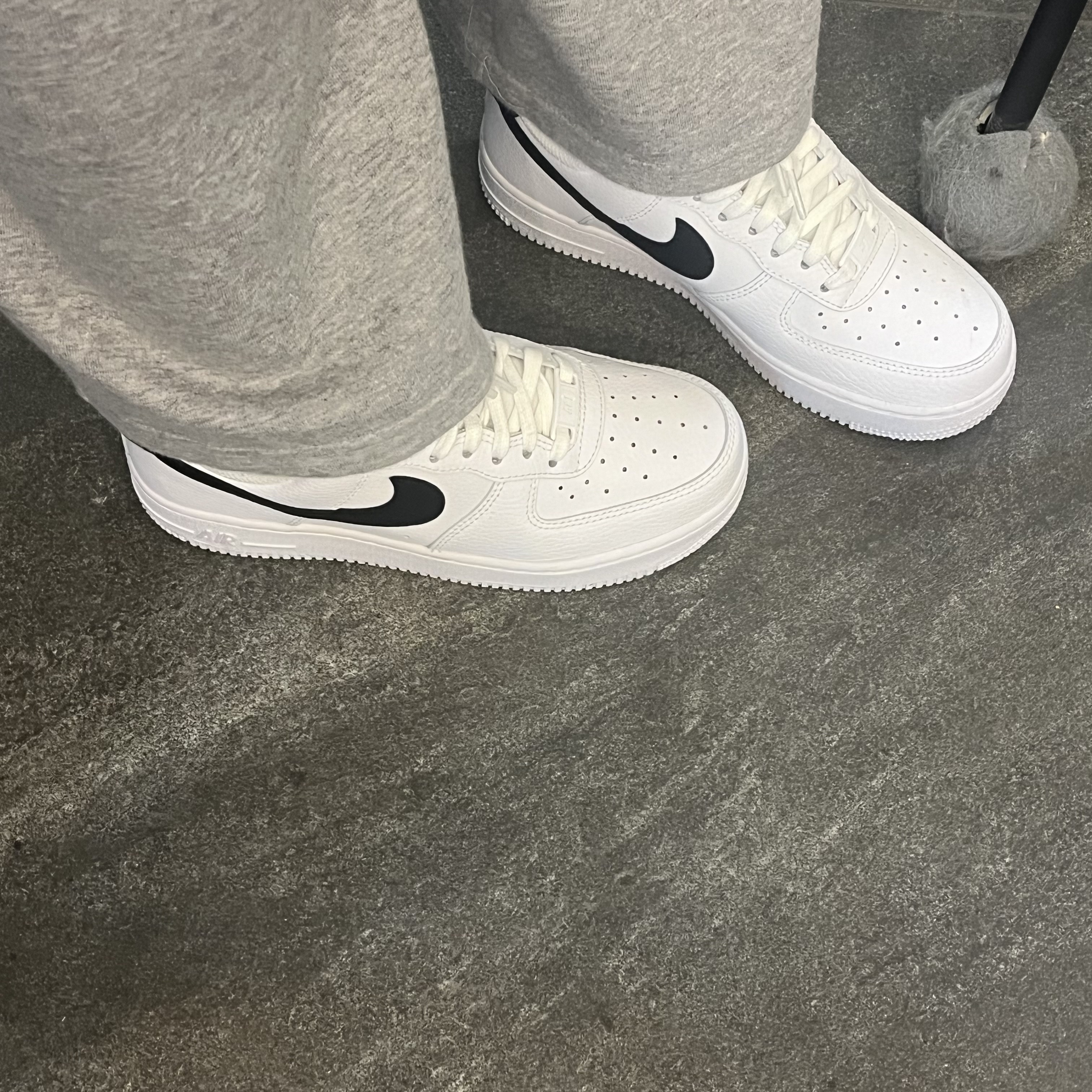 (W) Nike Air Force 1 '07 White Black 착용 스타일
