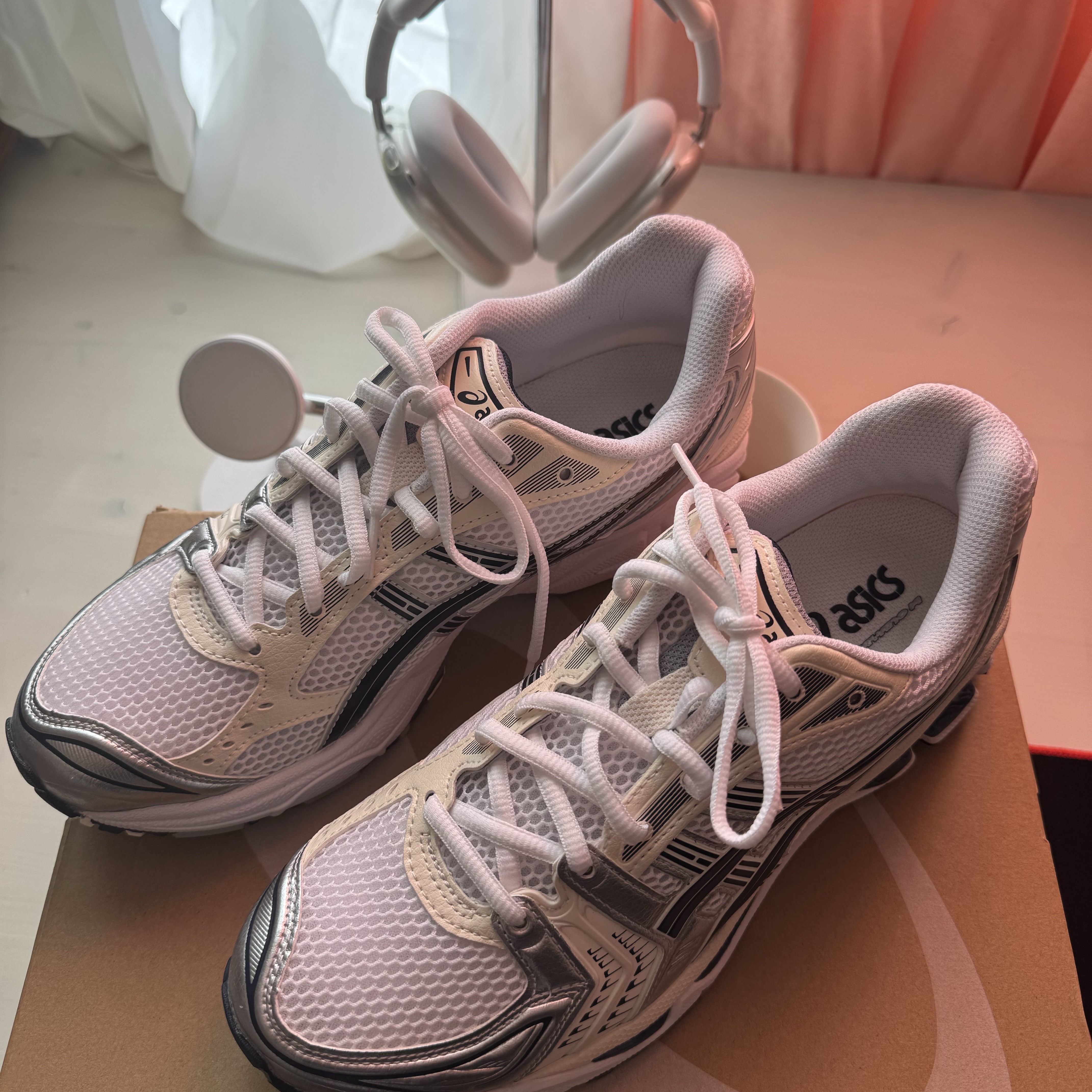 (W) Asics Gel-Kayano 14 White Midnight, Apple AirPods Max Lightning Silver (Korean Ver.) 착용 스타일 - 1