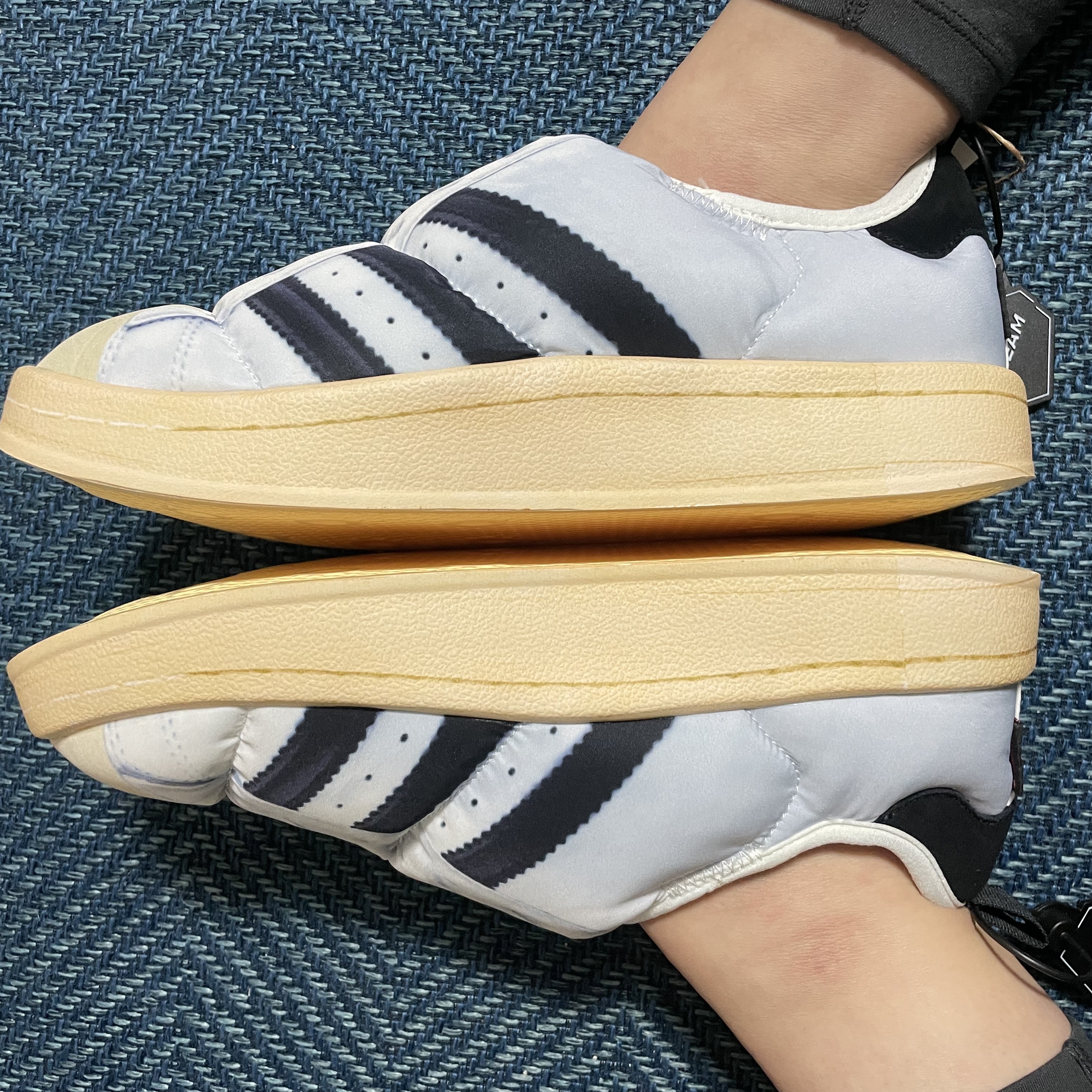 Adidas Puffylette Superstar Cloud White 착용 스타일 - 3