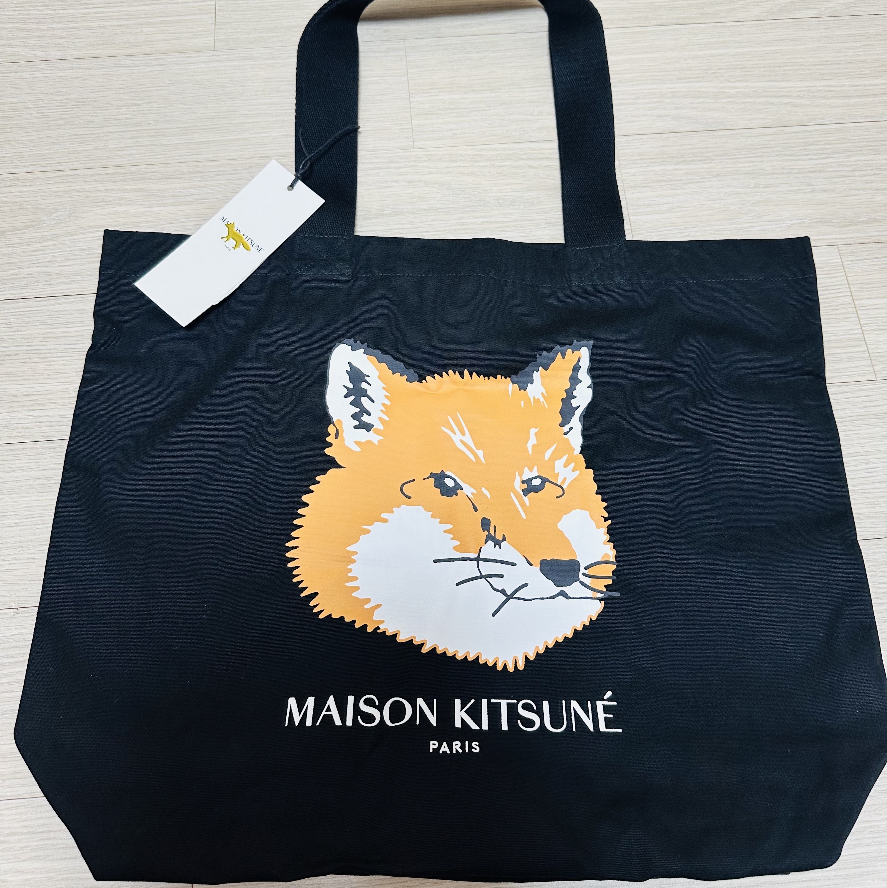 Maison Kitsune Fox Head Tote Bag Black 착용 스타일