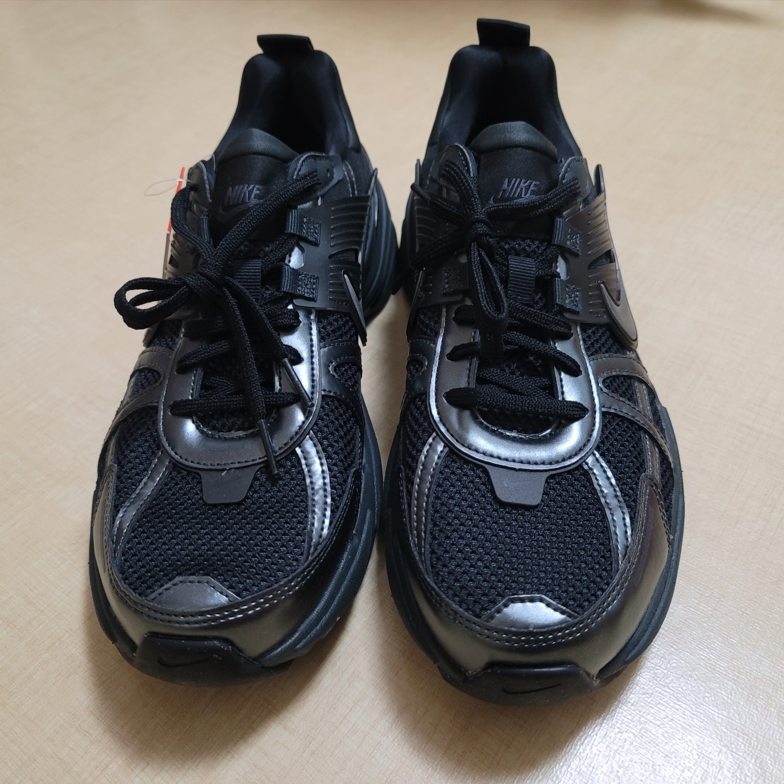 Nike V2K Run Black Anthracite 착용 스타일 - 2
