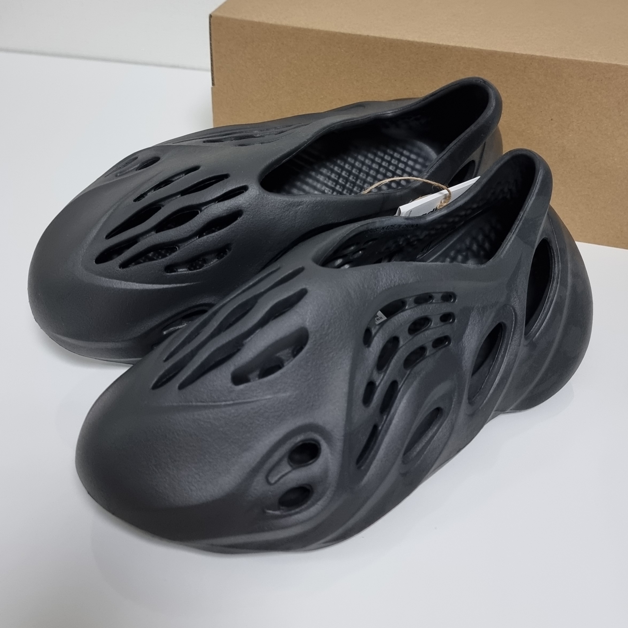 Adidas Yeezy Foam RNNR Onyx 착용 스타일